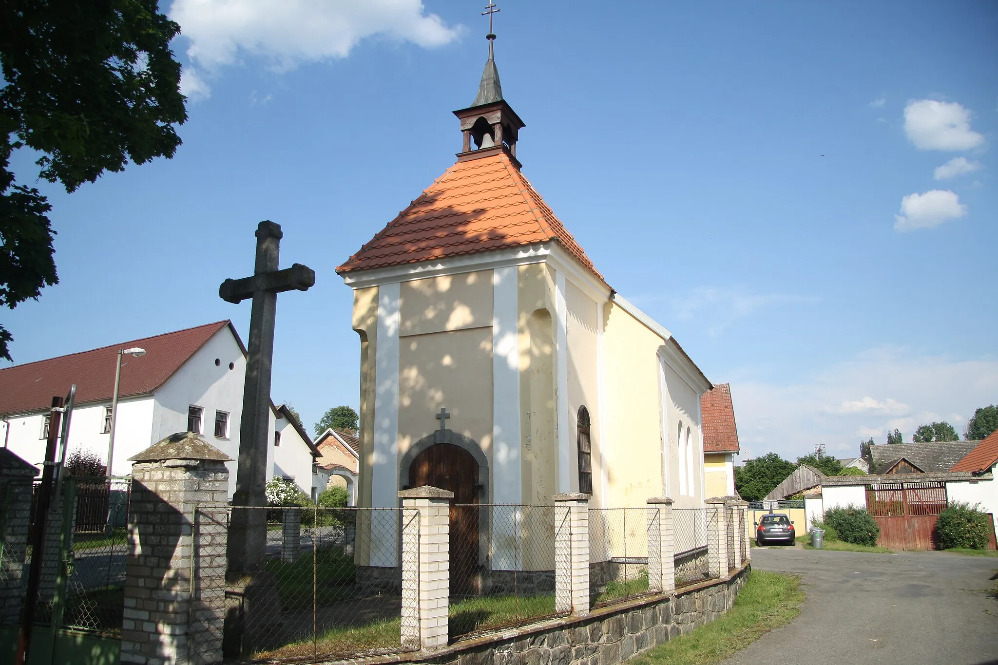 Photo showing: Chapel in Líchovy, Dublovice, Příbram District.