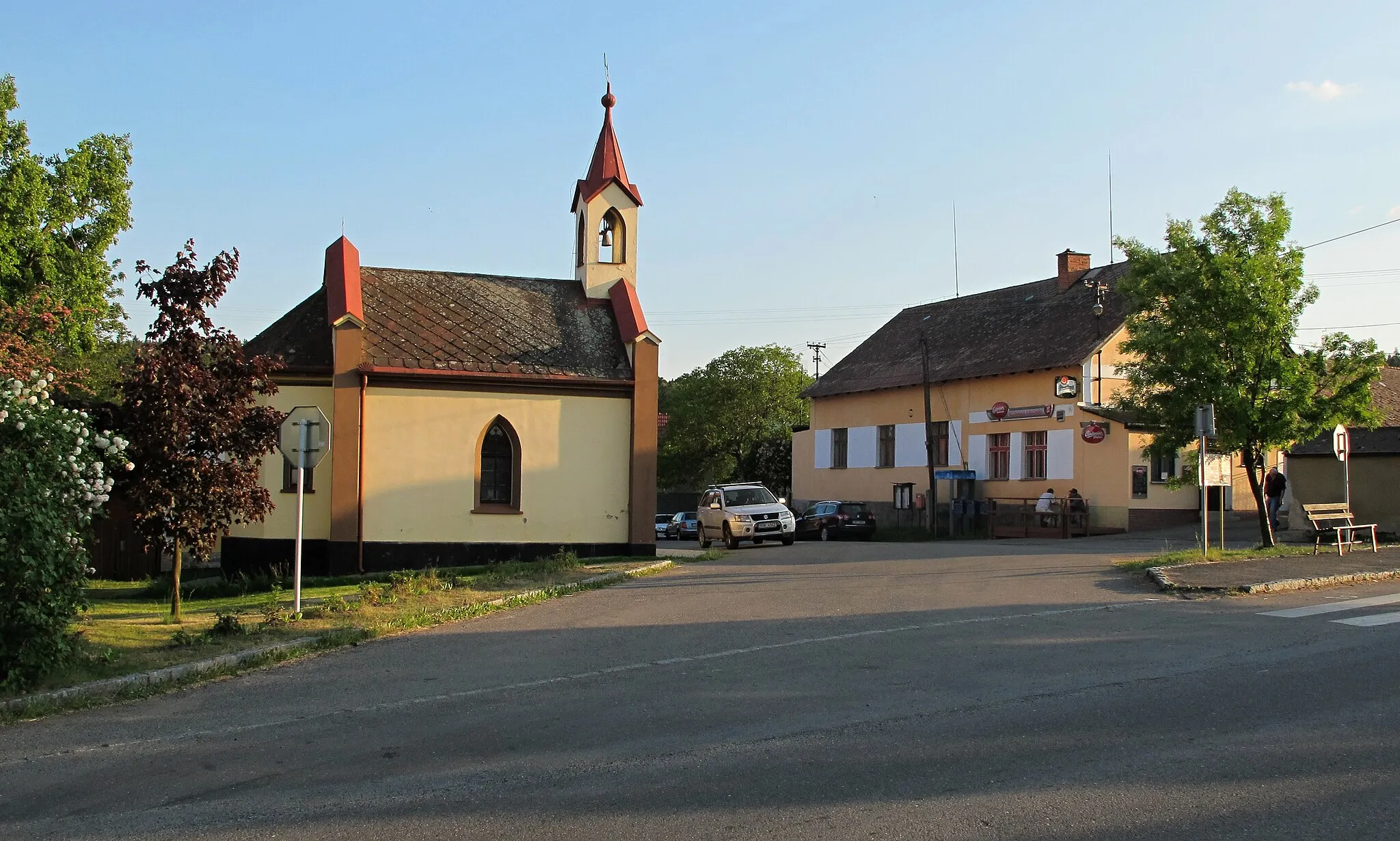 Photo showing: Chapel and pub in Drásov in Příbram District (Czech republic)