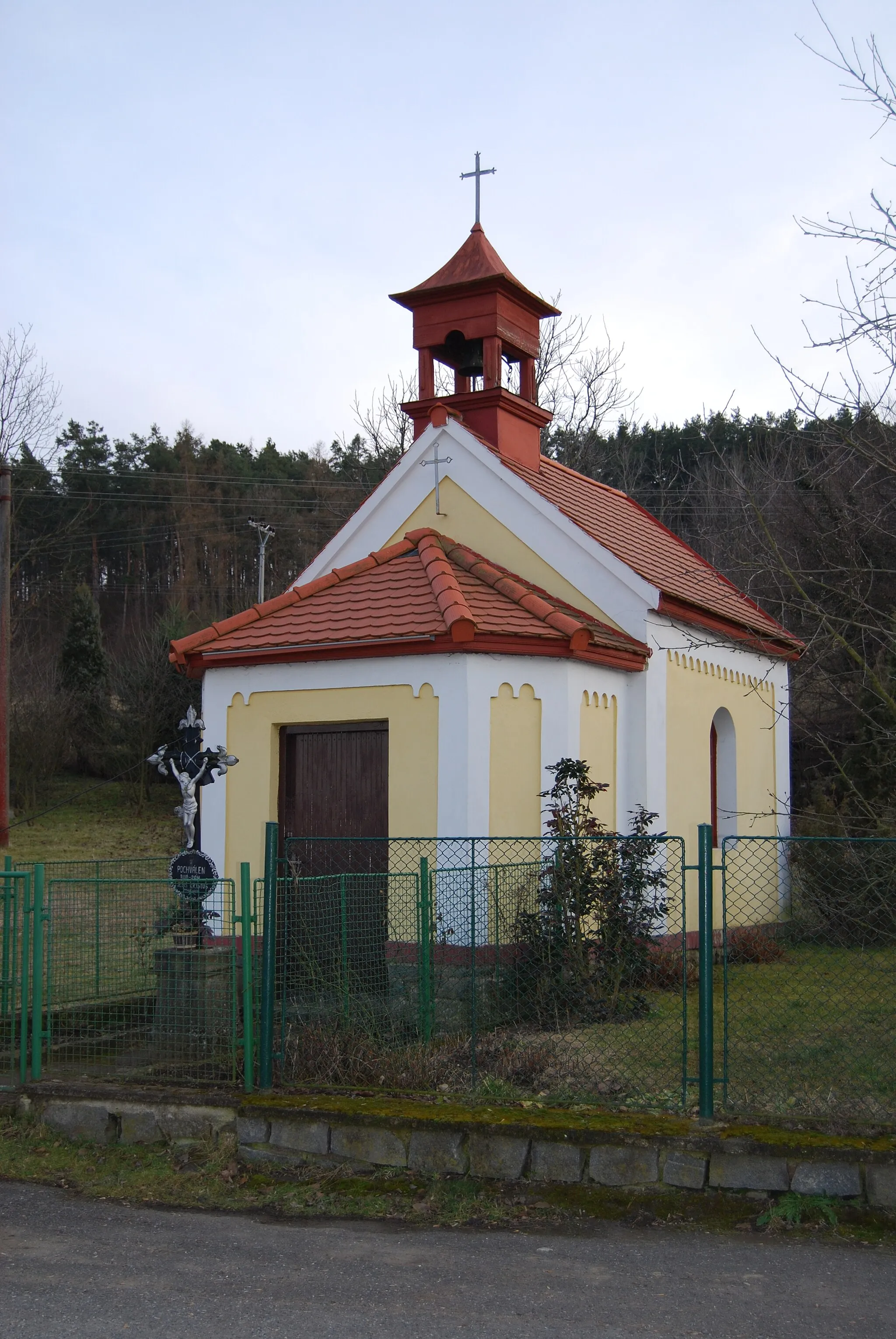 Photo showing: Návesní kaple s křížem. Dolní Třtí (Dolní Hbity) v okrese Příbram. Česká republika.