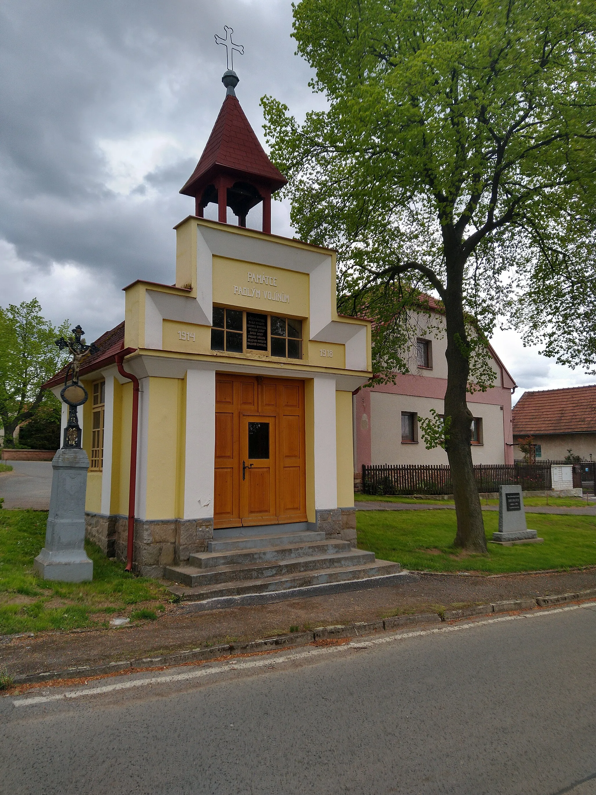 Photo showing: kaple a okolí