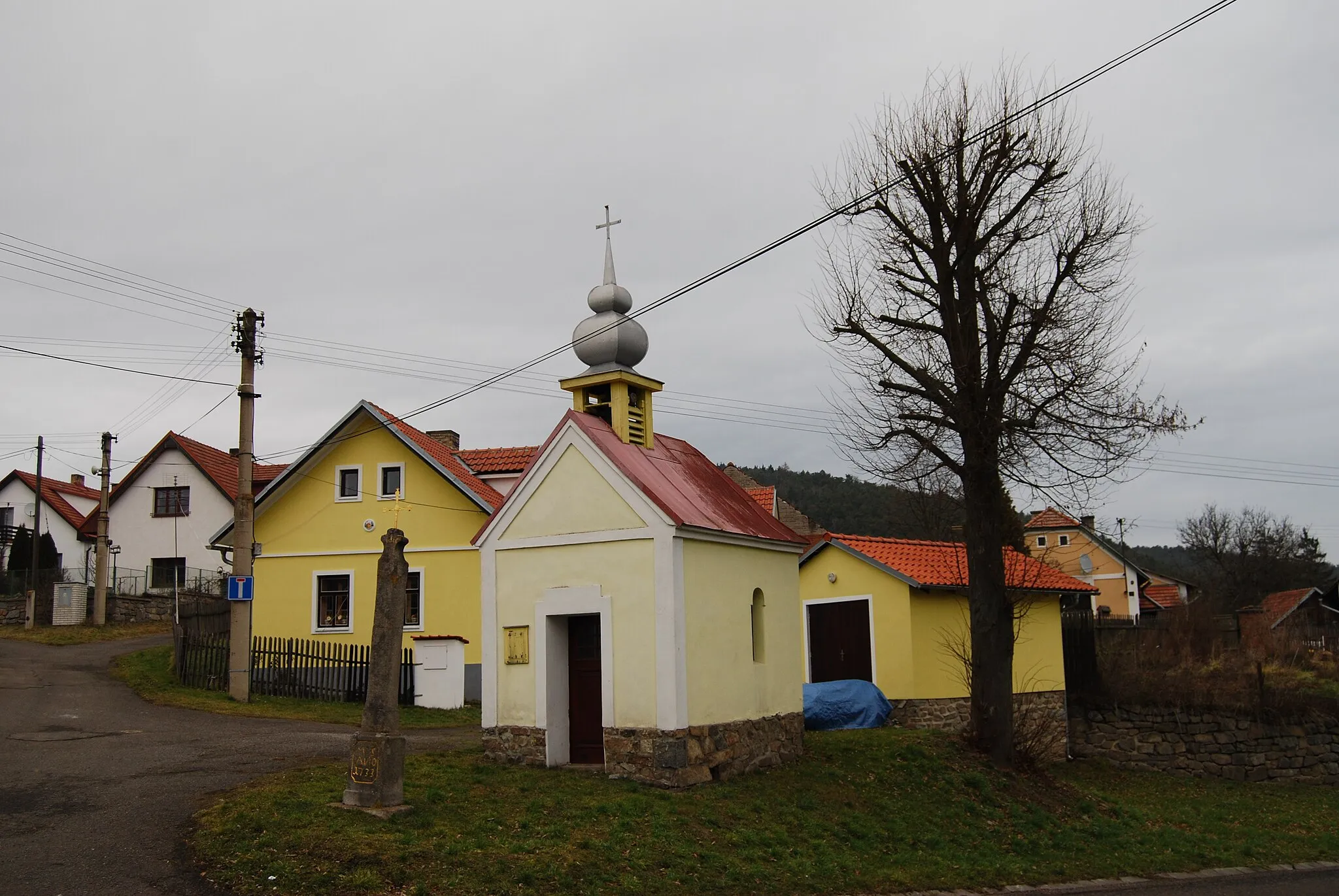 Photo showing: Návesní kaple a kříž. Bohostice v okrese Příbram, kraj Středočeský. Česká republika.