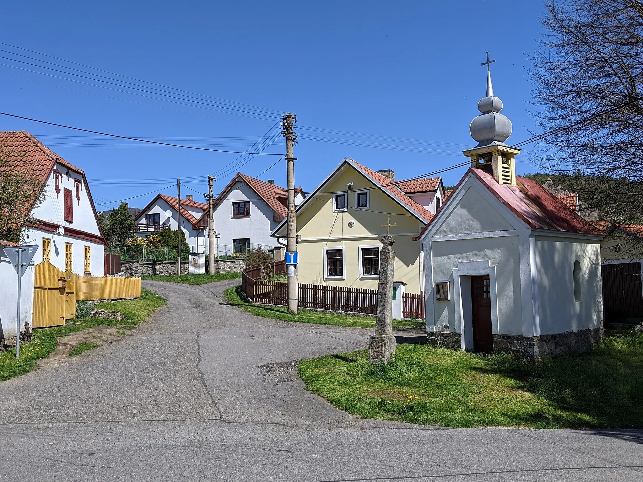 Photo showing: Bohostice - náves s kaplí a božími muky