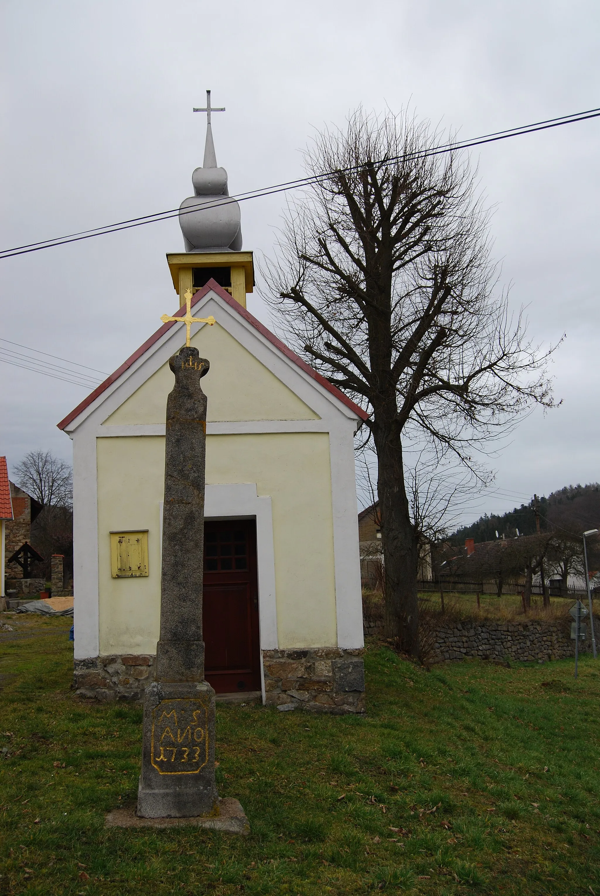 Photo showing: Kaple a kříž v obci. Bohostice v okrese Příbram, kraj Středočeský. Česká republika.