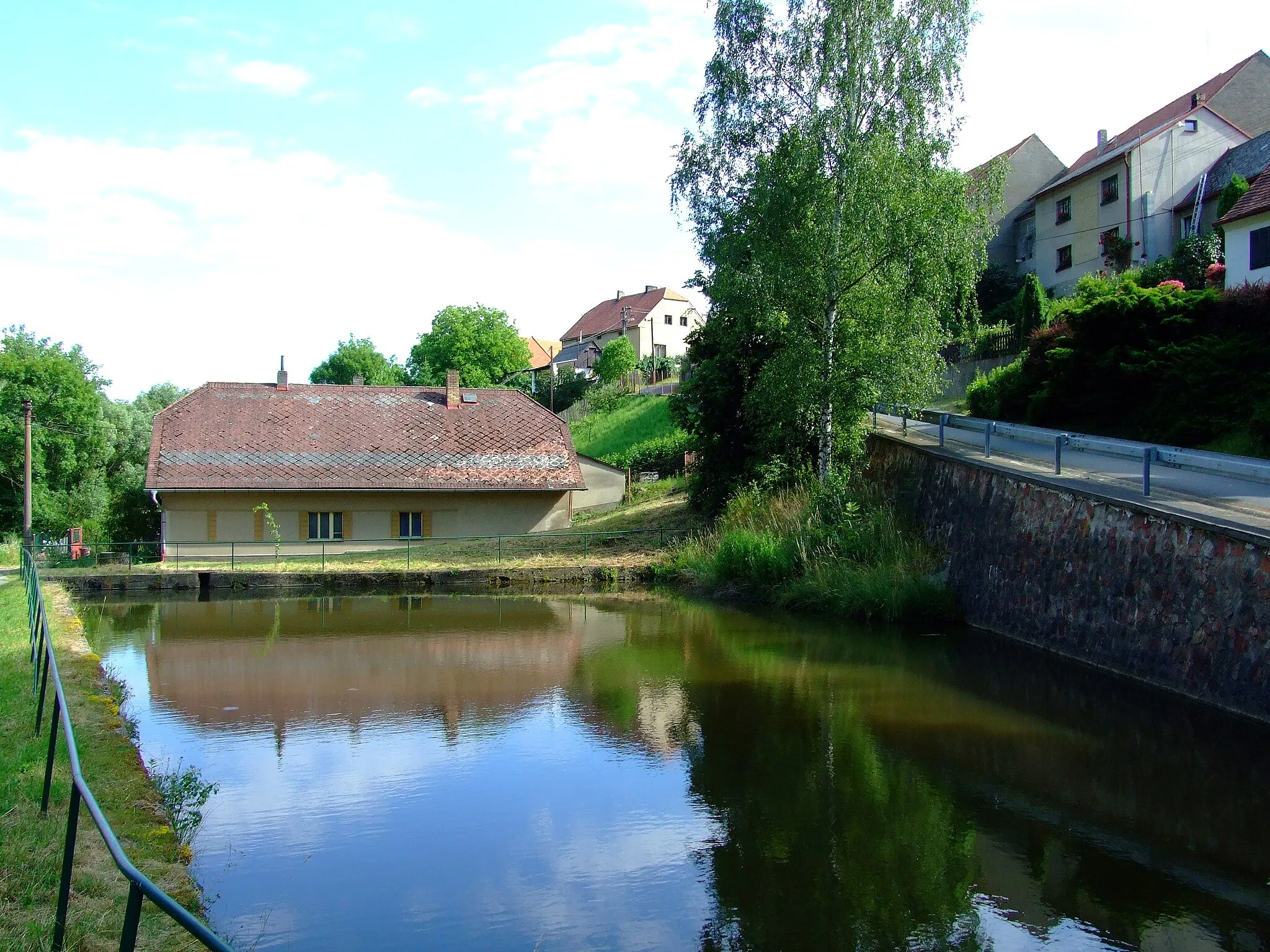 Photo showing: Sýkořice village near Berounka river, Central Bohemian region, CZ