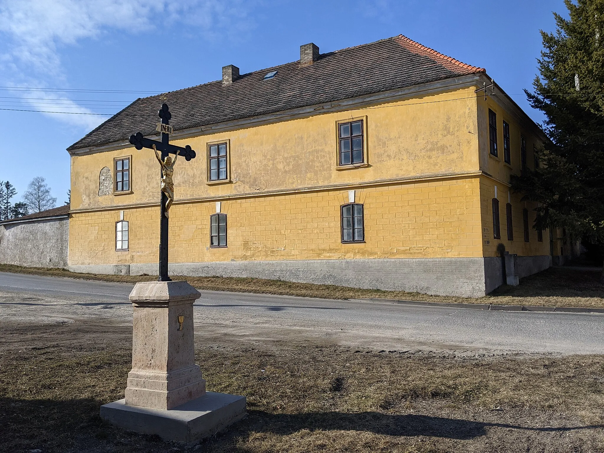 Photo showing: Rynholec - kříž na náměstí 1. máje, v pozadí statek čp. 16