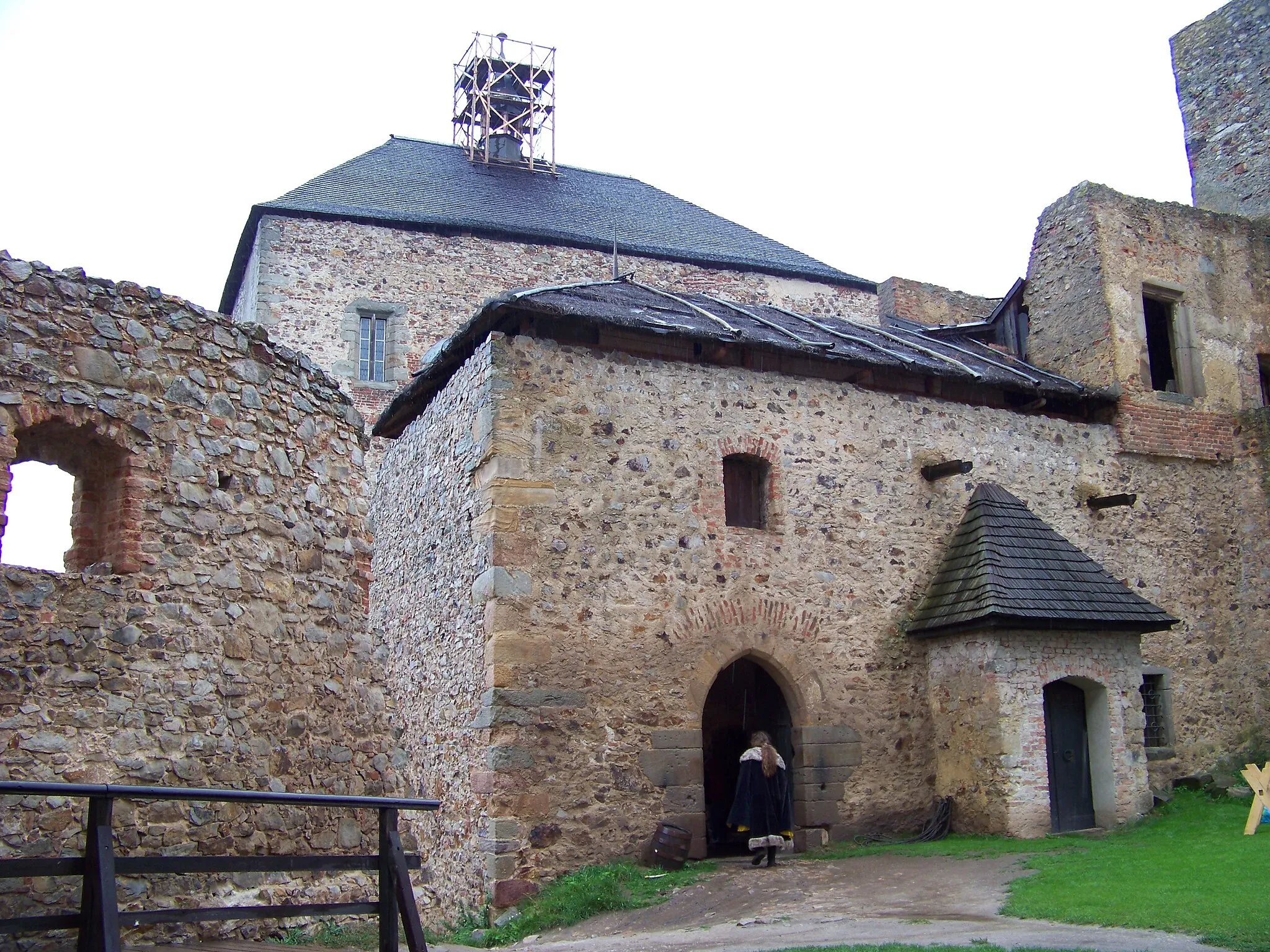 Photo showing: Točník, Beroun District, Central Bohemian Region, the Czech Republic. Točník Castle.