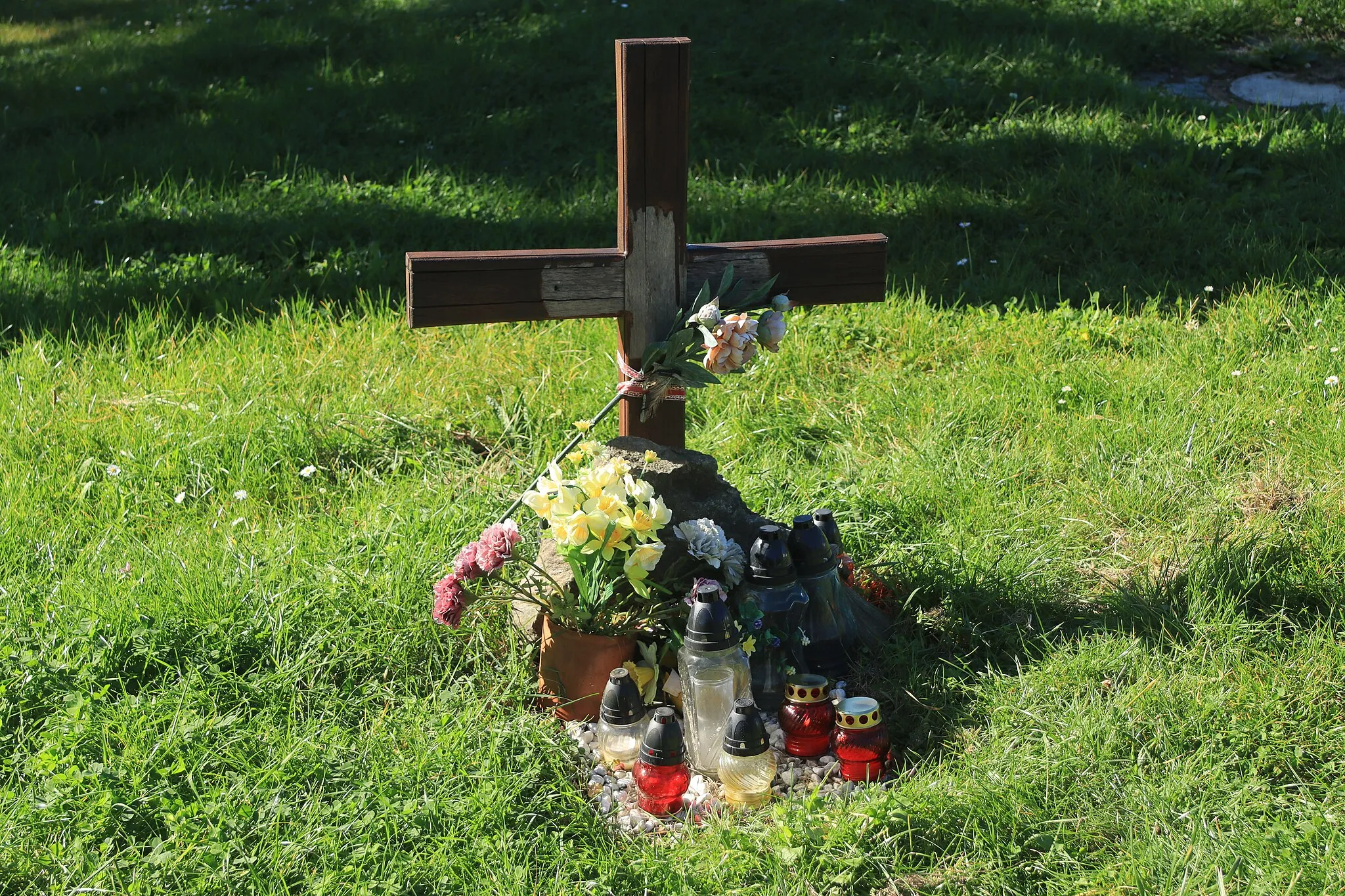 Photo showing: Overview of little cross at Čimická street in Čimice, Prague.