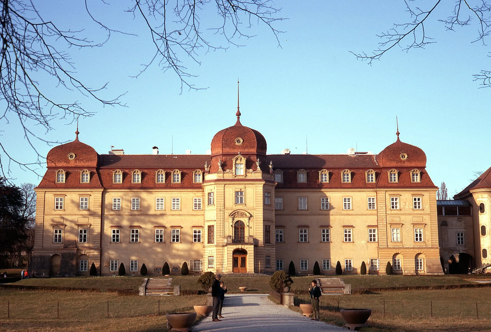 Photo showing: Zámek v Lánech, někdy v 70. letech, Schloss Lány ehemals Eigentum der Adelsfamilie Fürstenberg, heute Sommersitz des Staatspräsidenten von Tschechien
