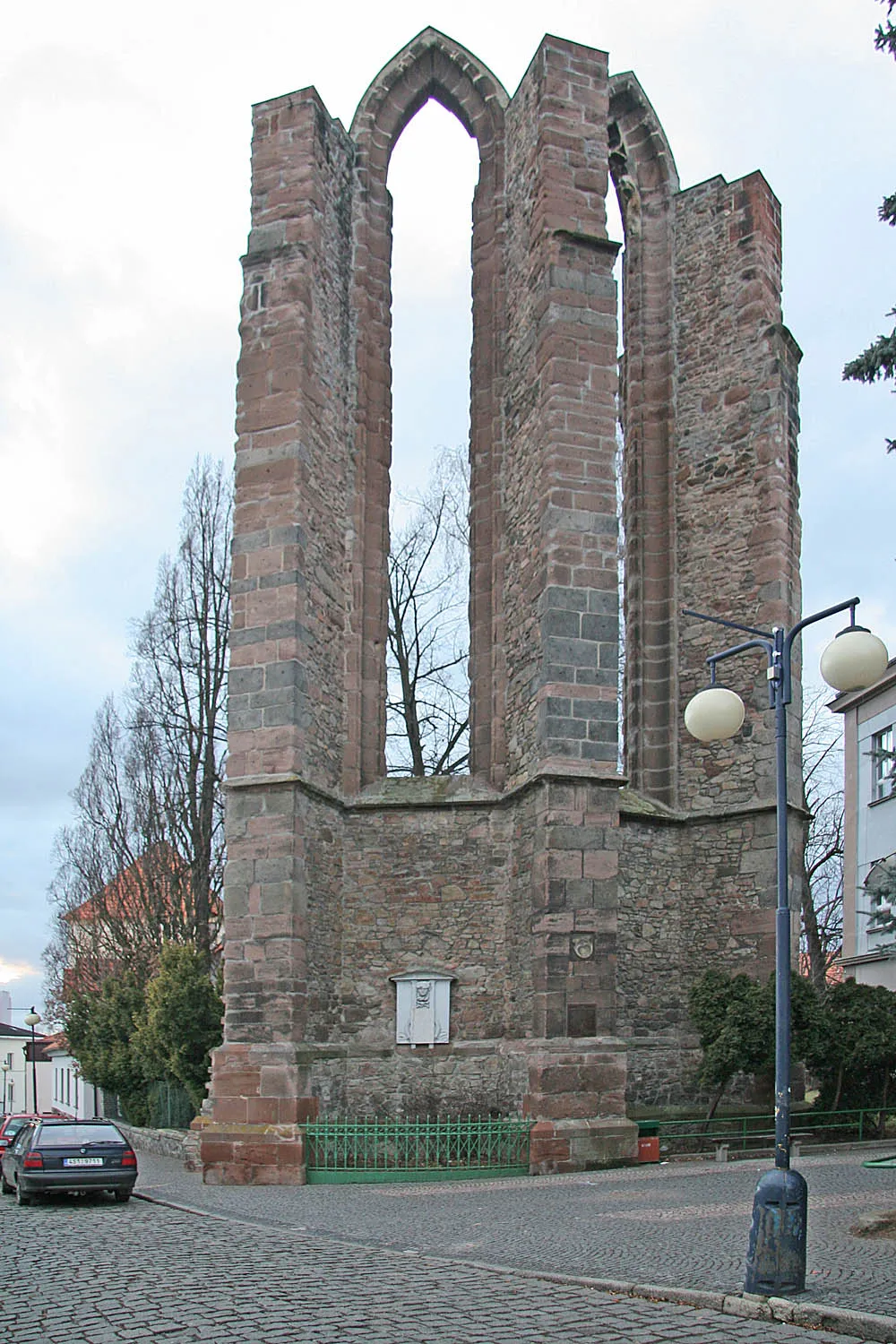 Photo showing: Zřícenina kostela kláštera minoritů na Karlově v Benešově