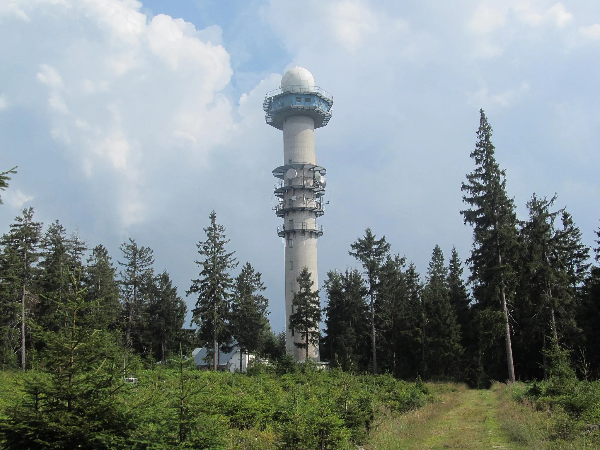 Photo showing: Meteorological radar on the top of Praha hill in Brdy mountins