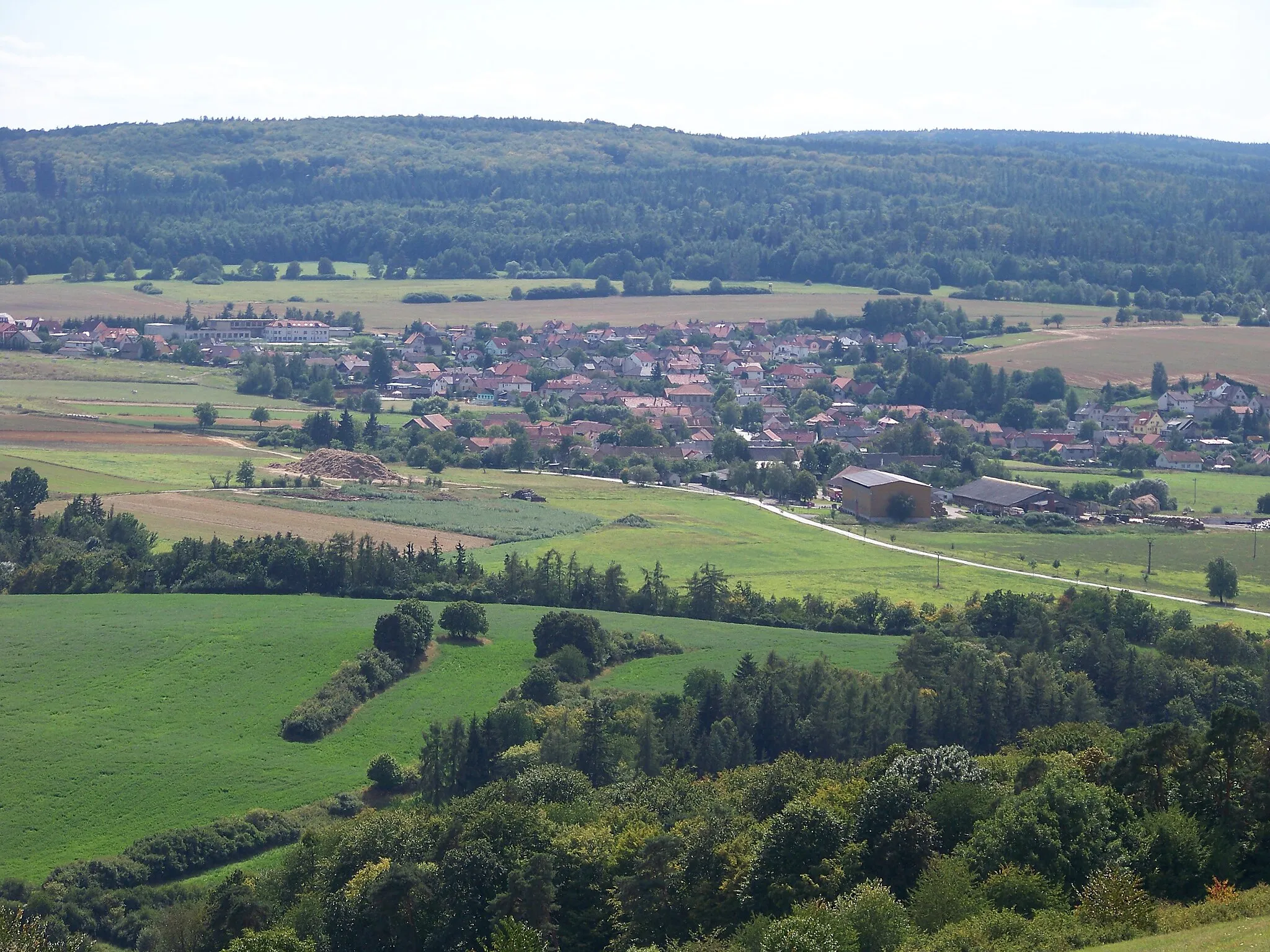 Photo showing: Rakovník District and Beroun District, Central Bohemian Region, the Czech Republic. A views of village of Broumy from Špička Hill.