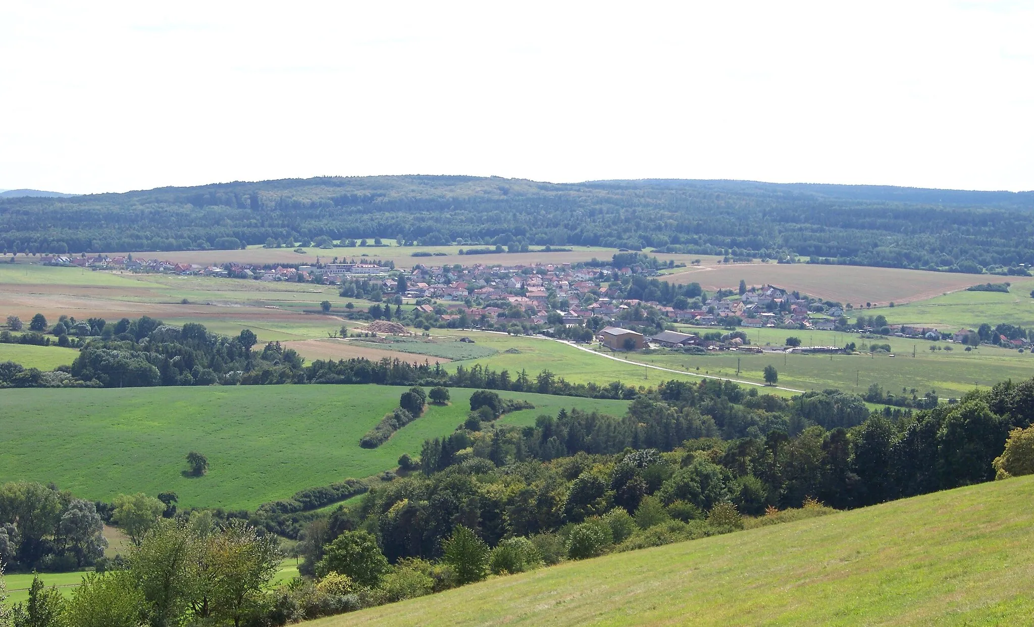Photo showing: Rakovník District and Beroun District, Central Bohemian Region, the Czech Republic. A views of village of Broumy from Špička Hill.