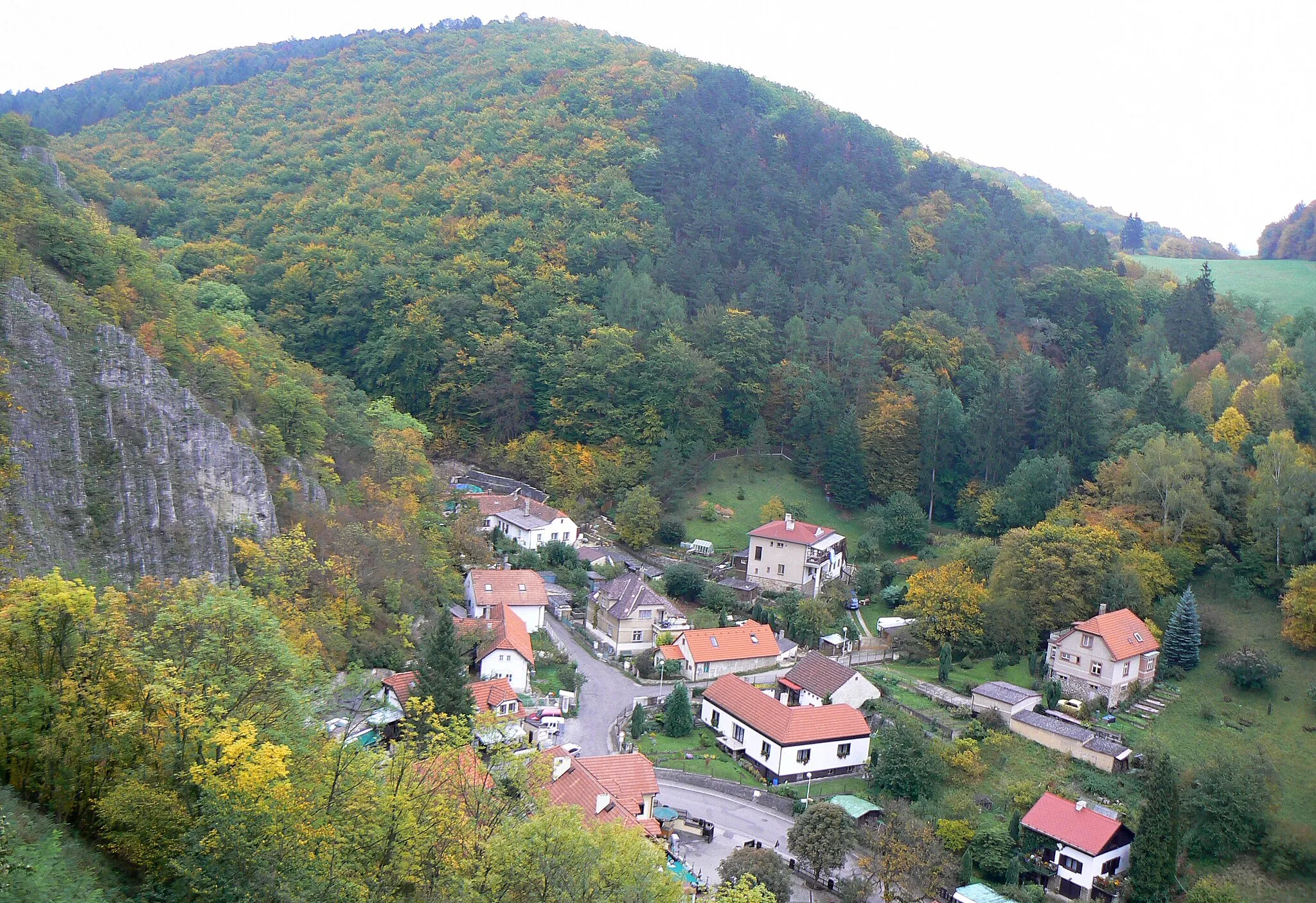 Photo showing: Forest around the castle in national nature reserve Karlštejn, Beroun District