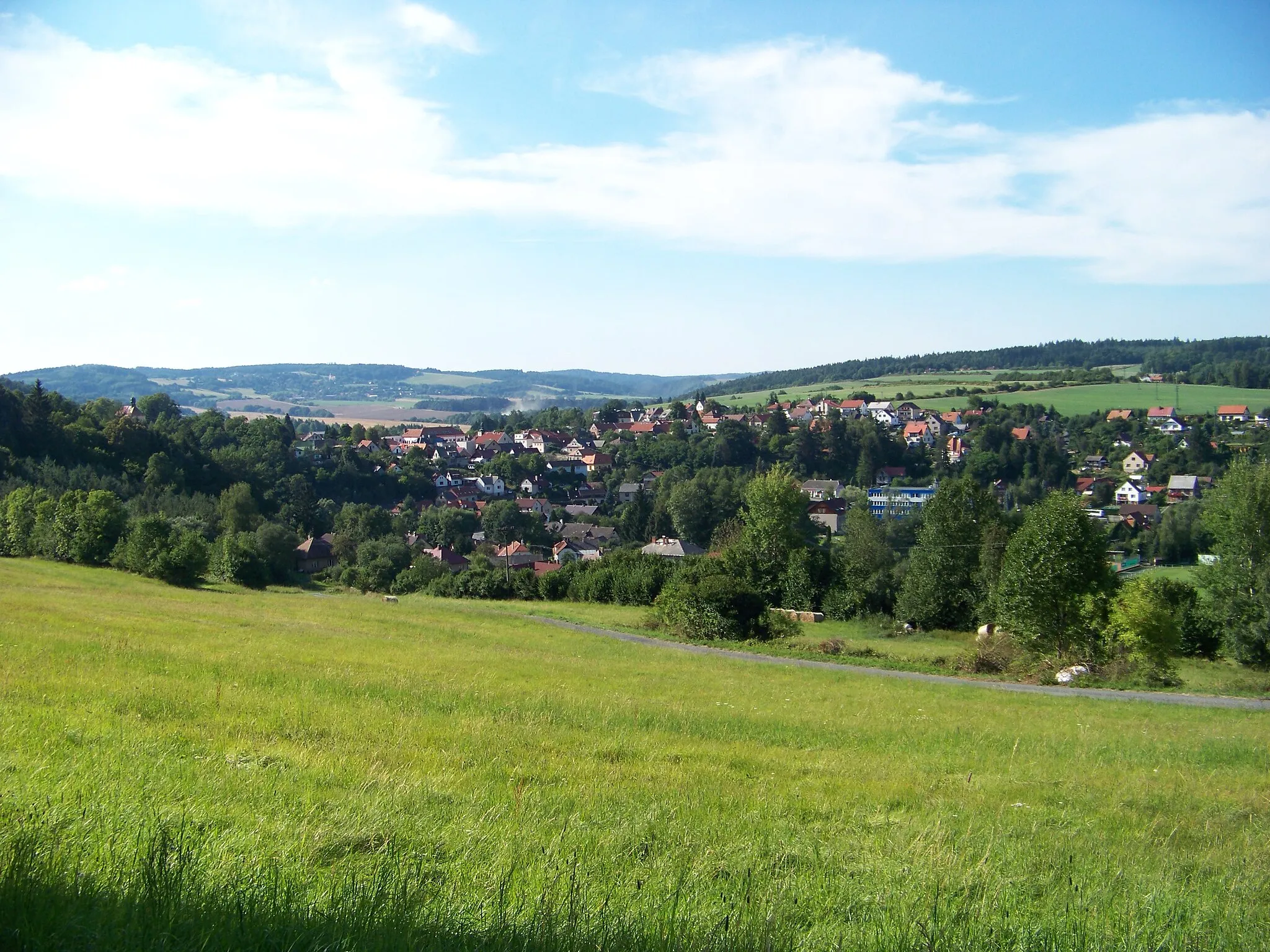 Photo showing: Stříbrná Skalice, Prague-East District, Central Bohemian Region, the Czech Republic. Seen from Na Čapík street.