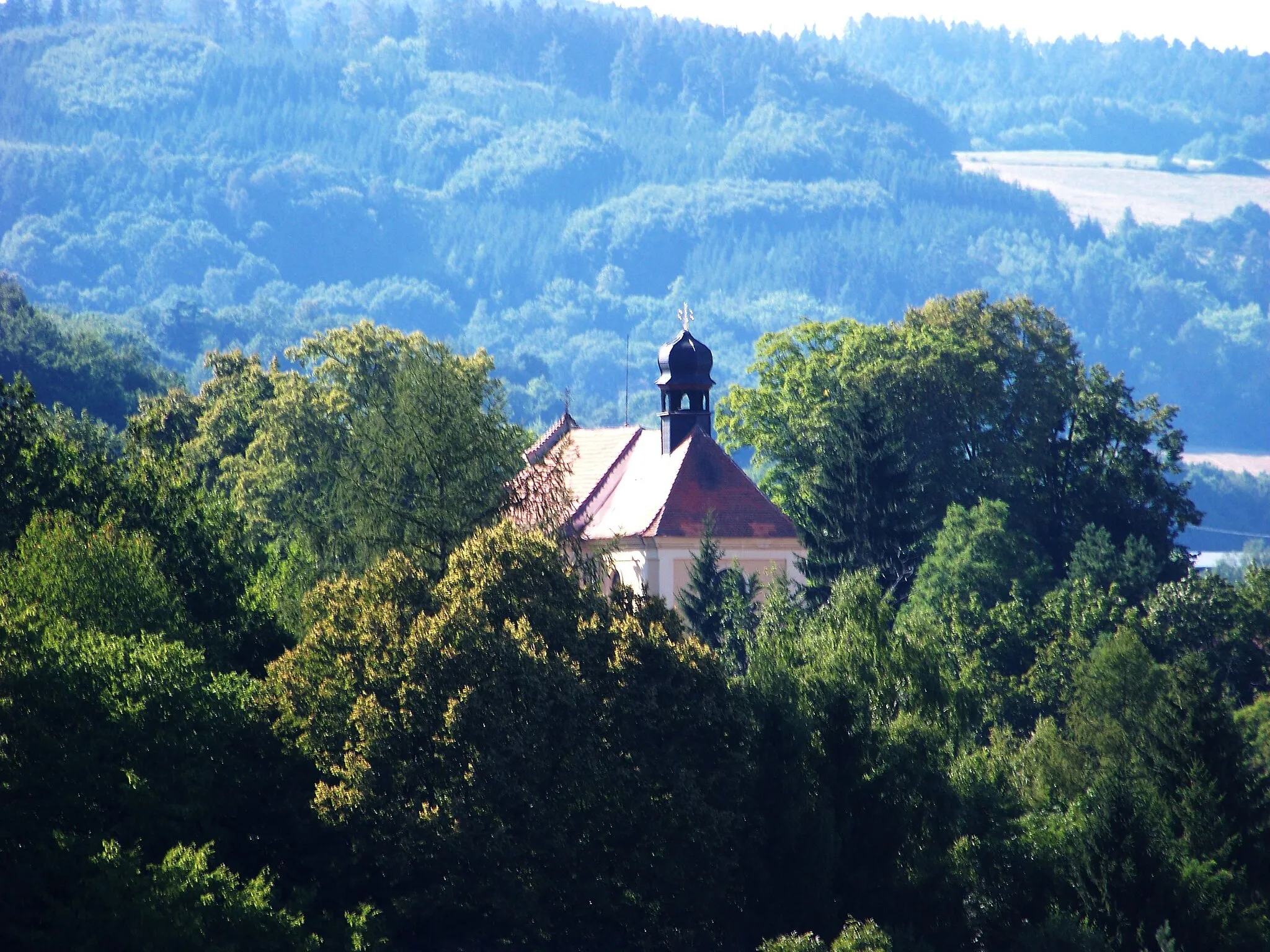 Photo showing: Stříbrná Skalice, Prague-East District, Central Bohemian Region, the Czech Republic. Church of Saint John of Nepomuk, seen from Na Čapík street.