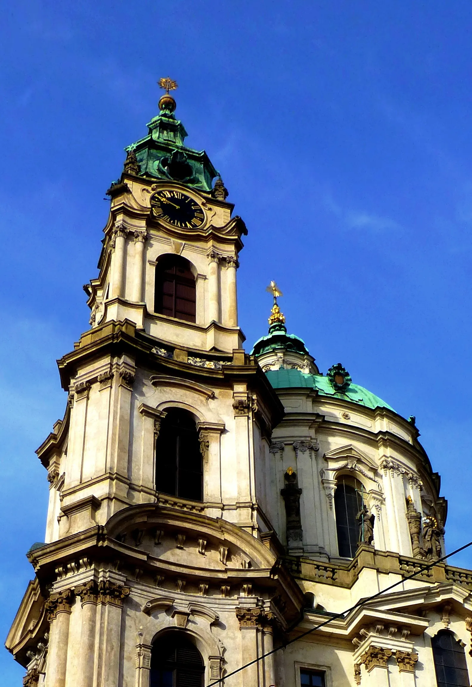 Photo showing: Prag – Kuppel und Glockenturm der St.-Nikolaus-Kirche am  Kleinseitner Ring - Dome a zvonice chrámu sv na Malostranském náměstí