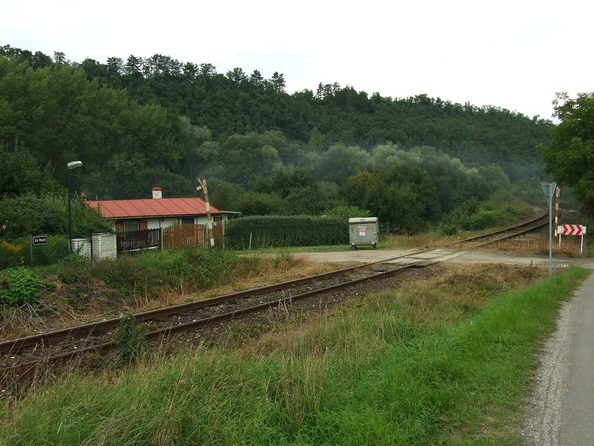 Photo showing: Rail crossing in the town of Zadní Třebaň - Beroun District, Central Bohemian Region, CZ