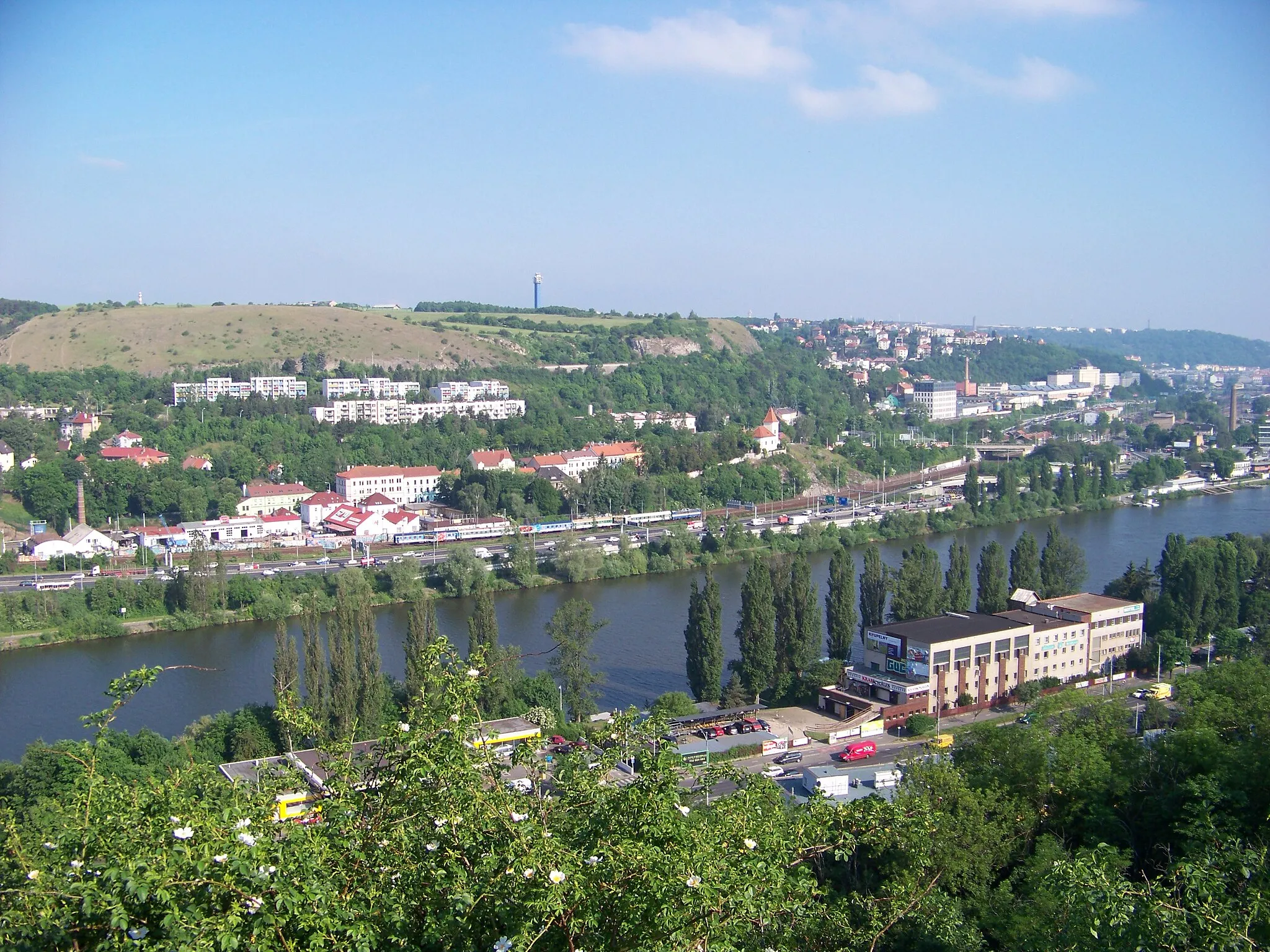 Photo showing: A view from Dobeška hill (Prague-Braník, the Czech Republic). A view of Vltava river, Děvín hill, Zlíchov, Smíchov, Podolí.