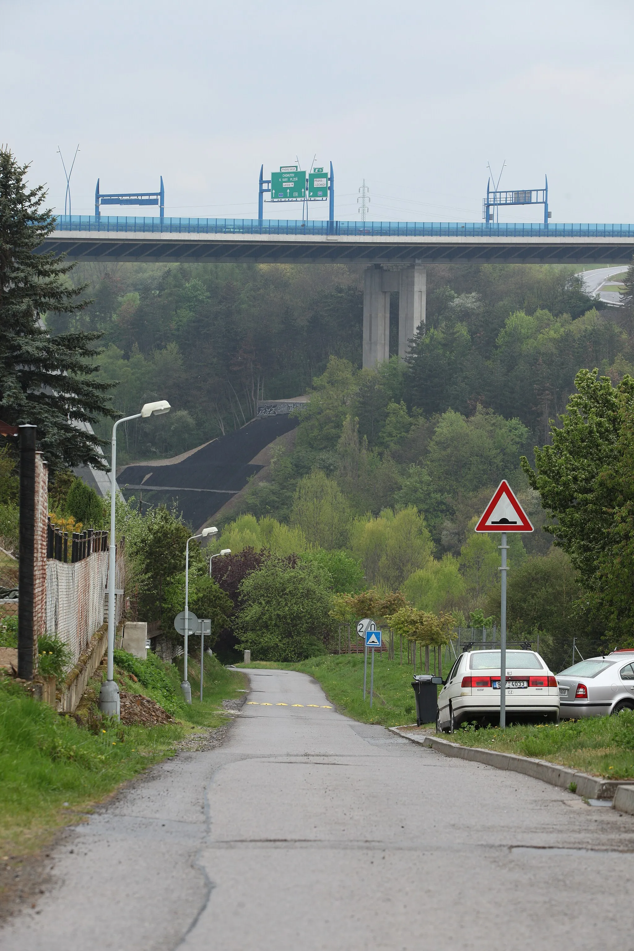 Photo showing: Lochkov, ulice Na dražkách; v pozadí Lochkovský most.