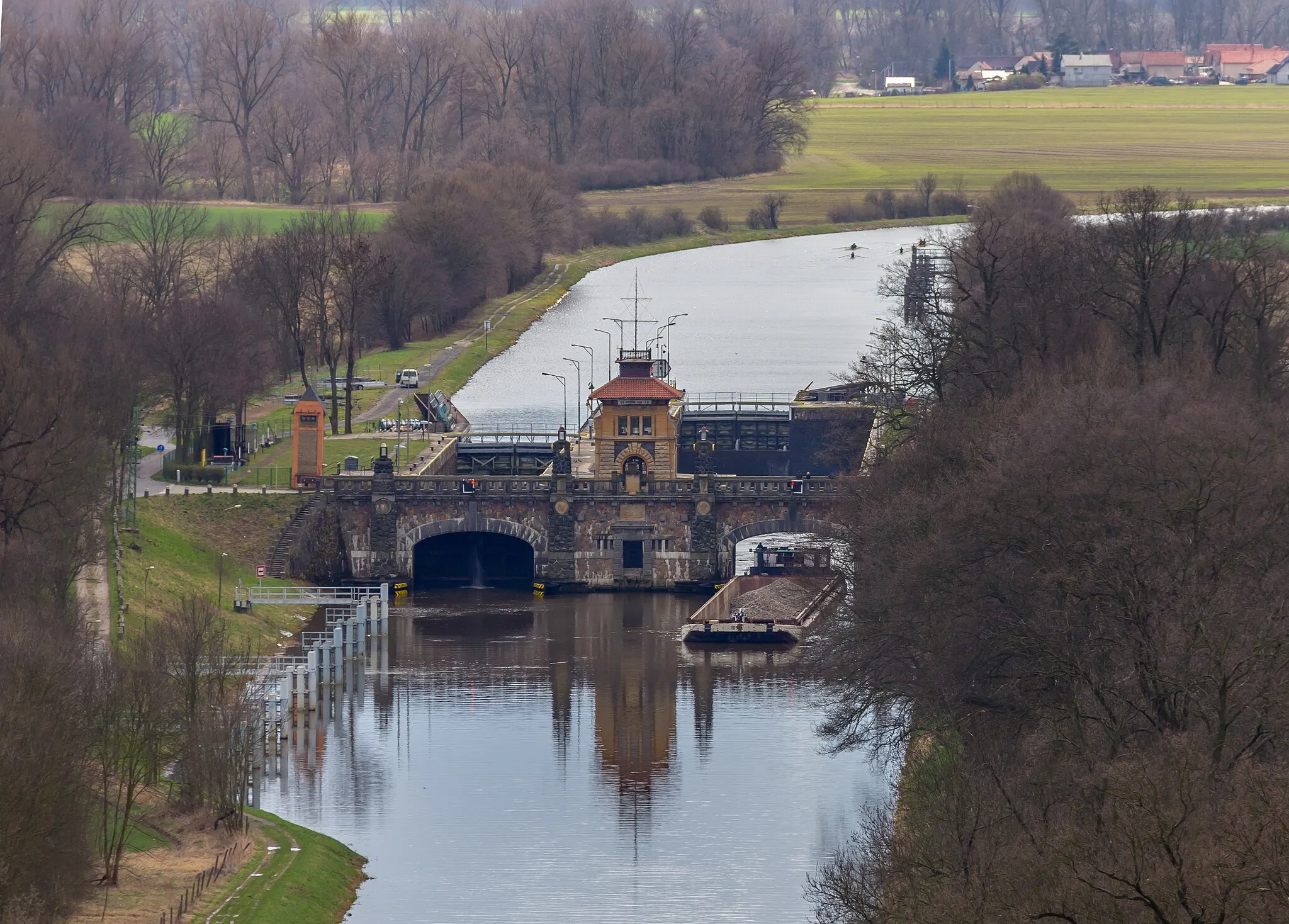 Photo showing: View from Mělník down to the Vraňany - Hořín canal with Hořín lock and a bulk carrier