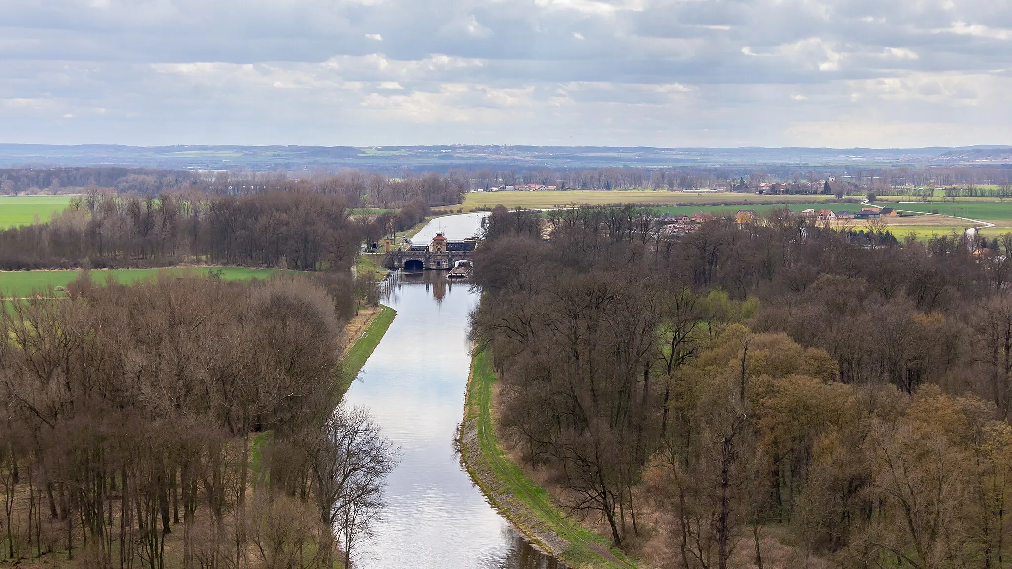 Photo showing: View from Mělník down to the Vraňany - Hořín canal with Hořín lock and a bulk carrier