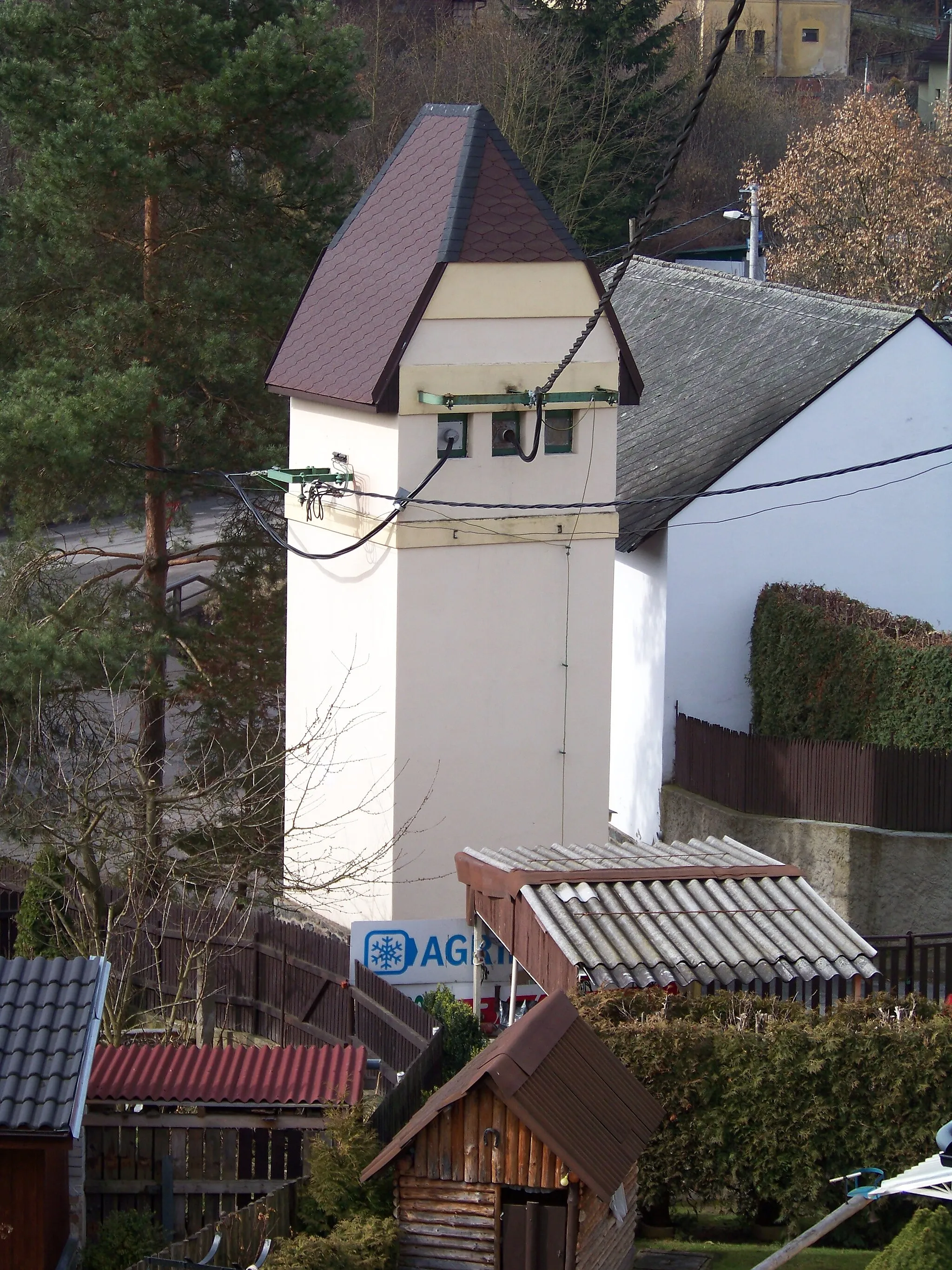 Photo showing: Jílové u Prahy-Borek, the Czech Republic. An electric distribution substation.