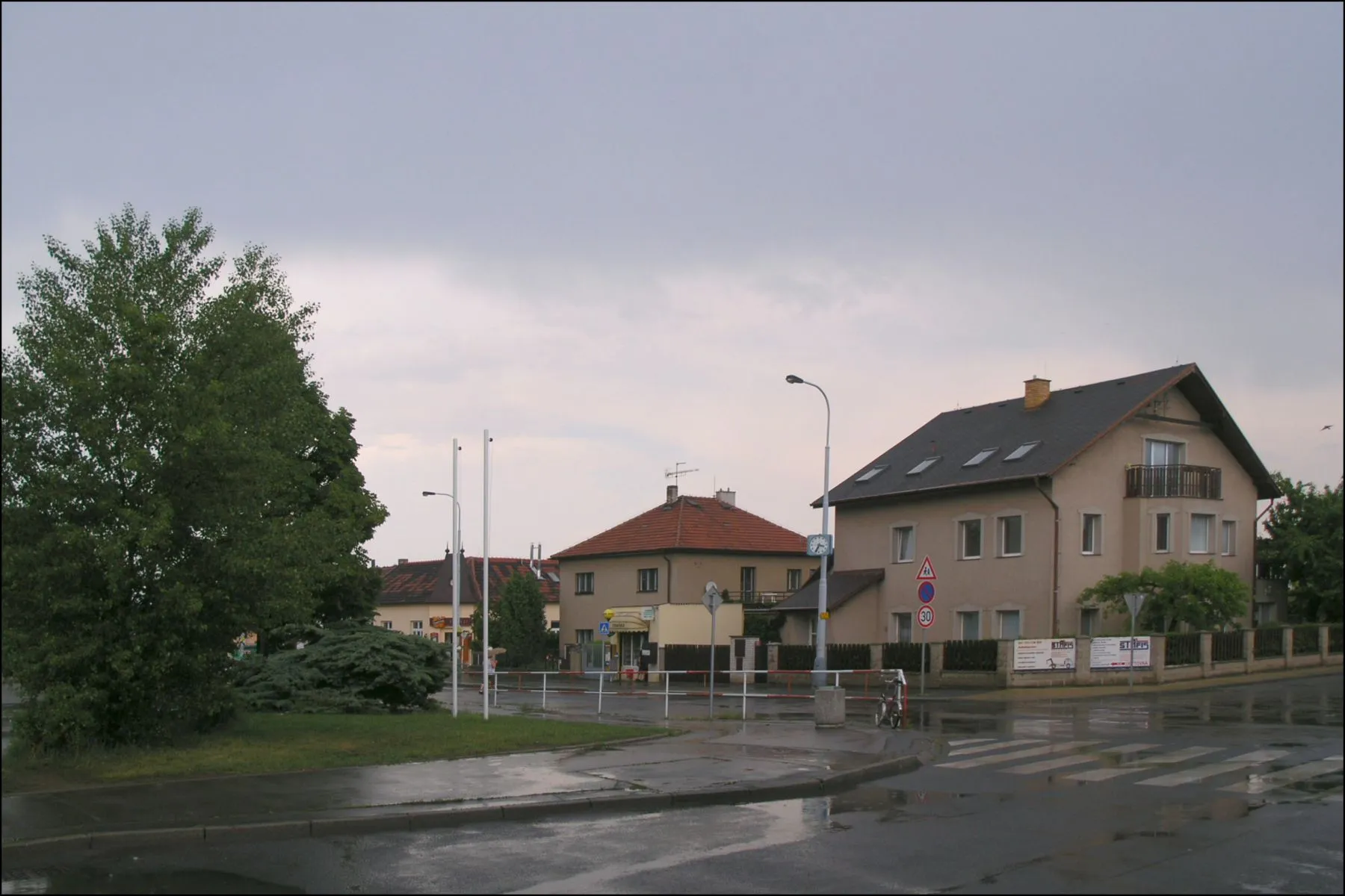 Photo showing: Suchdolská ulice (od křížení se Staročeskou), Praha Suchdol