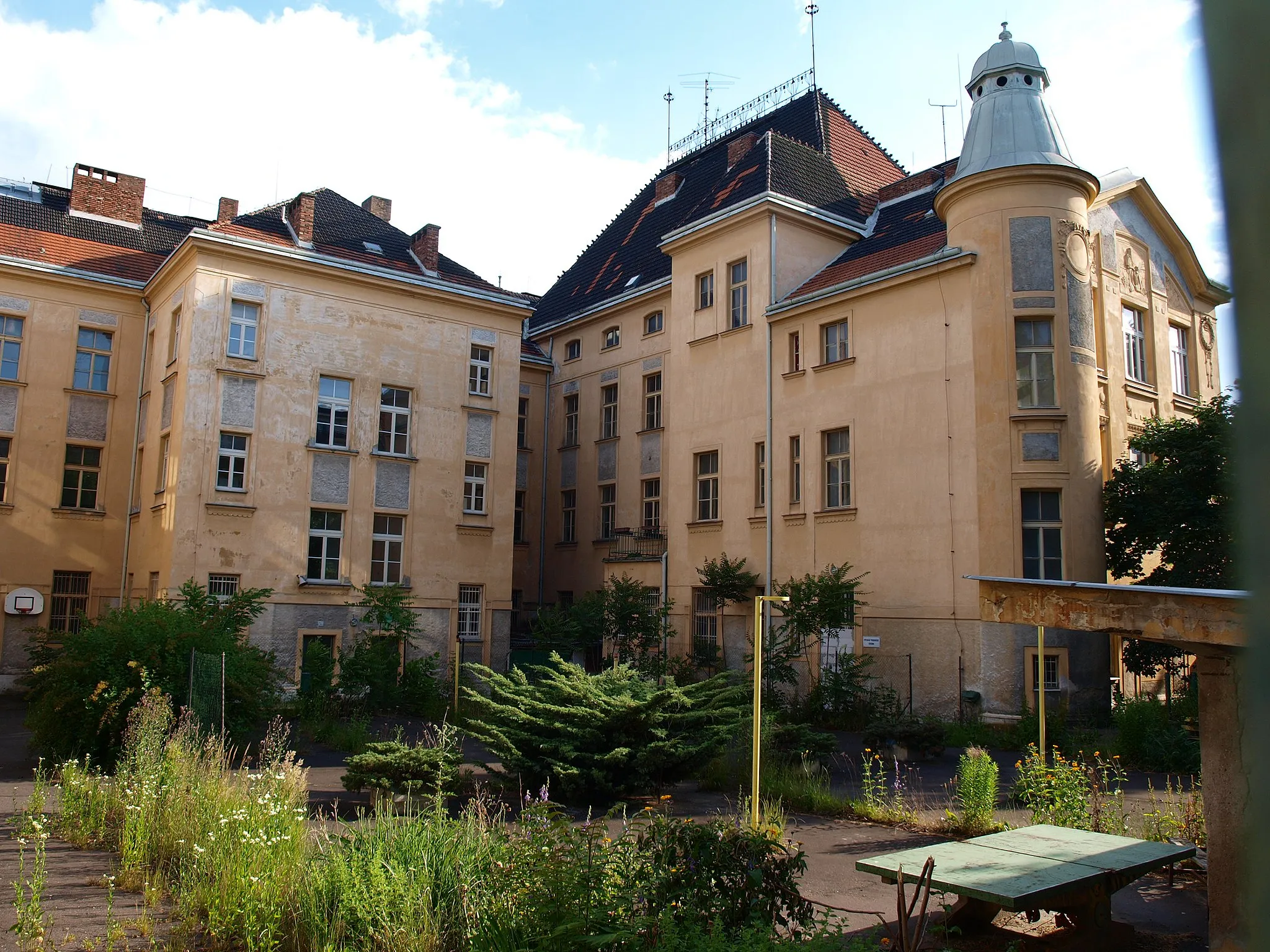 Photo showing: Stará strašnická škola