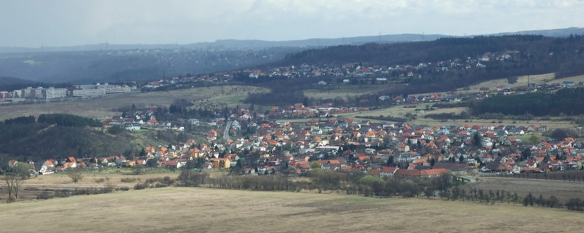 Photo showing: Aerial view of Lipence from hill near Černošice