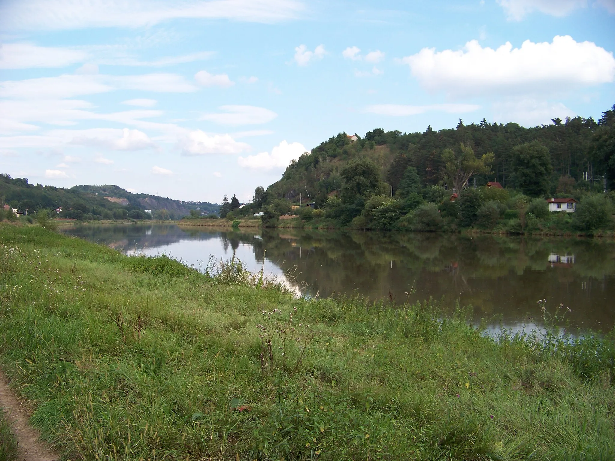 Photo showing: Roztoky-Žalov, Prague-West District, Central Bohemian Region, Czech Republic. Levý Hradec hill seen across the Vltava river.