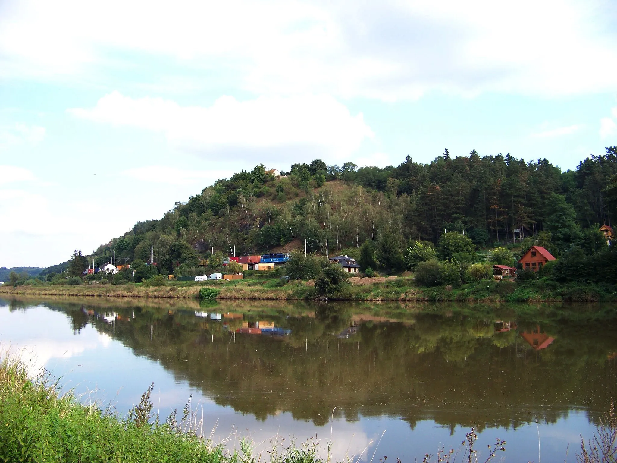 Photo showing: Roztoky-Žalov, Prague-West District, Central Bohemian Region, Czech Republic. Levý Hradec hill seen across the Vltava river.