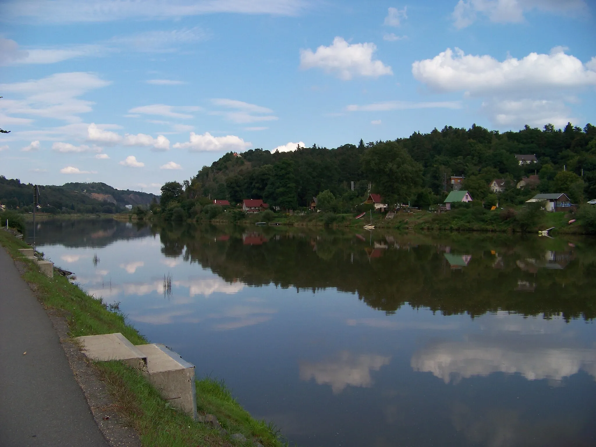 Photo showing: Roztoky-Žalov, Prague-West District, Central Bohemian Region, Czech Republic. Levý Hradec hill seen across the Vltava river.