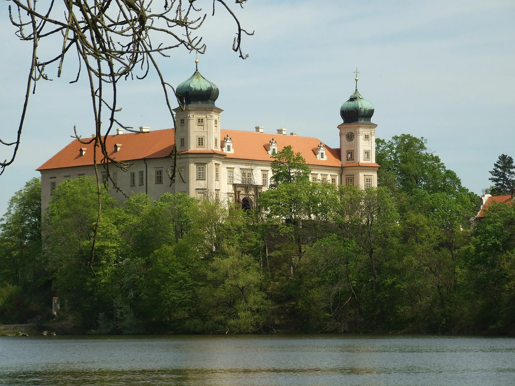 Photo showing: Town of Mníšek pod Brdy - here the Zámecký rybník pond is seen - and its surrounding nature in Central Bohemian region, CZ