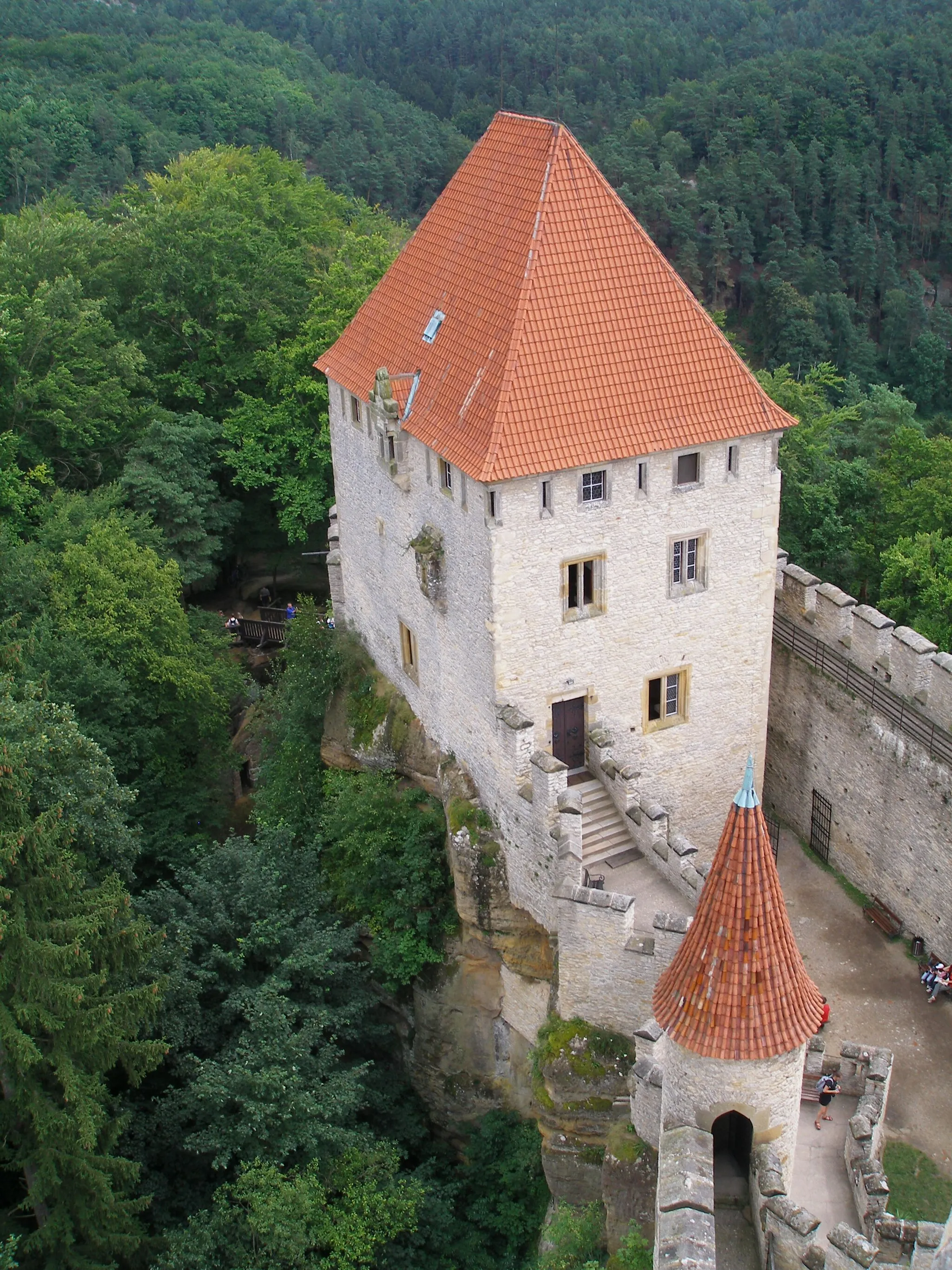 Photo showing: Pohled z věže na obytné budovy hradu Kokořín.