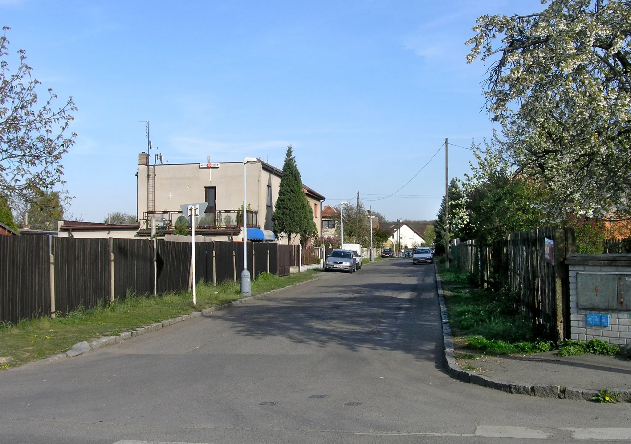 Photo showing: Lichá street at Cholupice, Prague