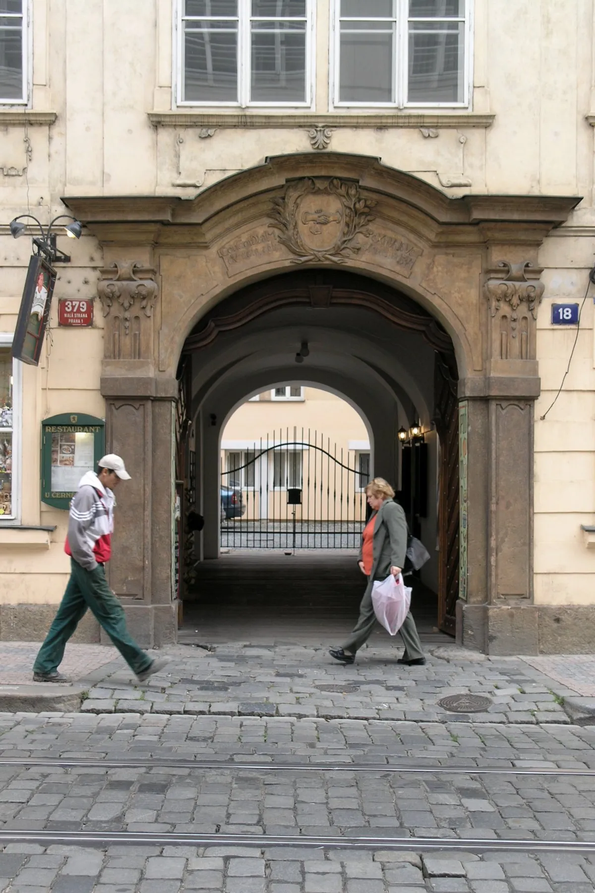 Photo showing: Praha, Malá Strana - domovní znamení U tří zlatých rukou na vstupním portálu (Karmelitská 18)