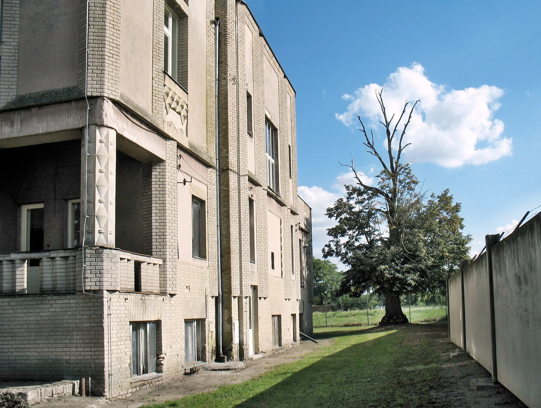 Photo showing: Památkově chráněná Beniesova (nebo podle jména architekta též Králíčkova) vila v Lysé nad Labem - Litoli.