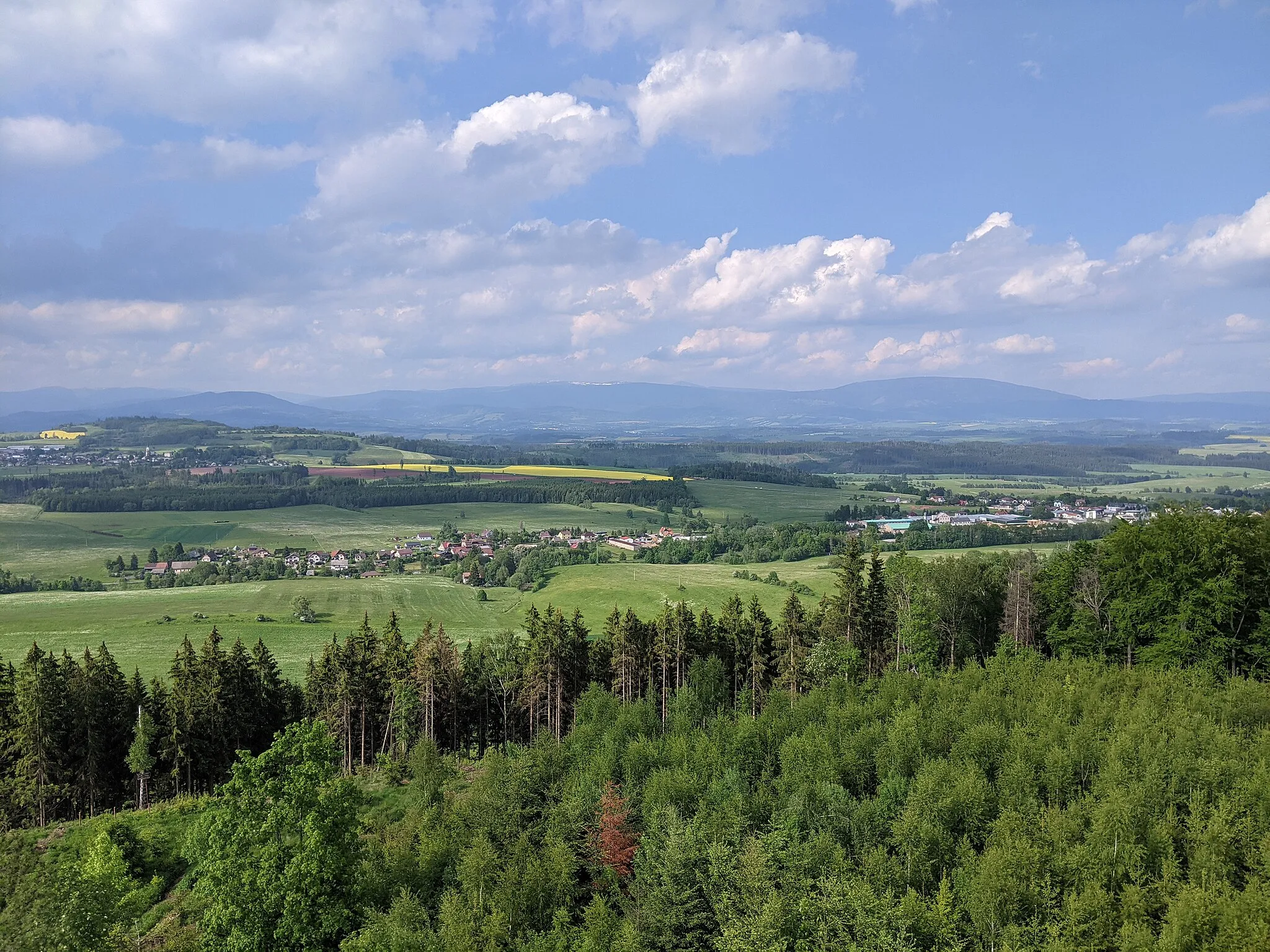 Photo showing: Kozinec - rozhledna u Vidochova - výhledy k severu (Krkonoše a jejich podhůří - okolí Nedaříže a Horky u Staré Paky)