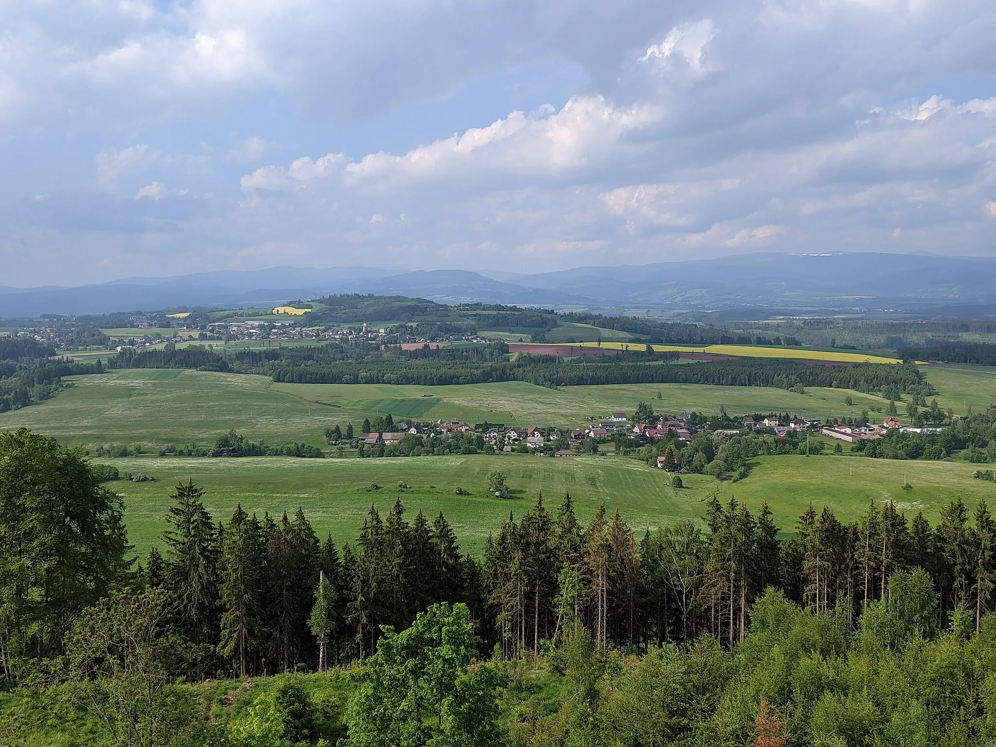 Photo showing: Kozinec - rozhledna u Vidochova - výhledy k severu (Krkonoše a jejich podhůří - okolí Studence a Nedaříže)