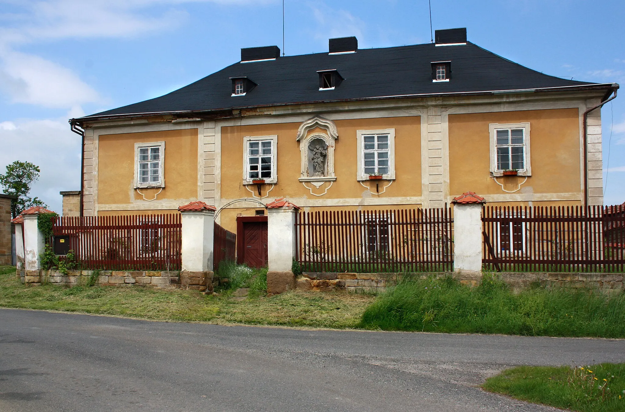 Photo showing: Presbytery in Rožďalovice town, Czech Republic