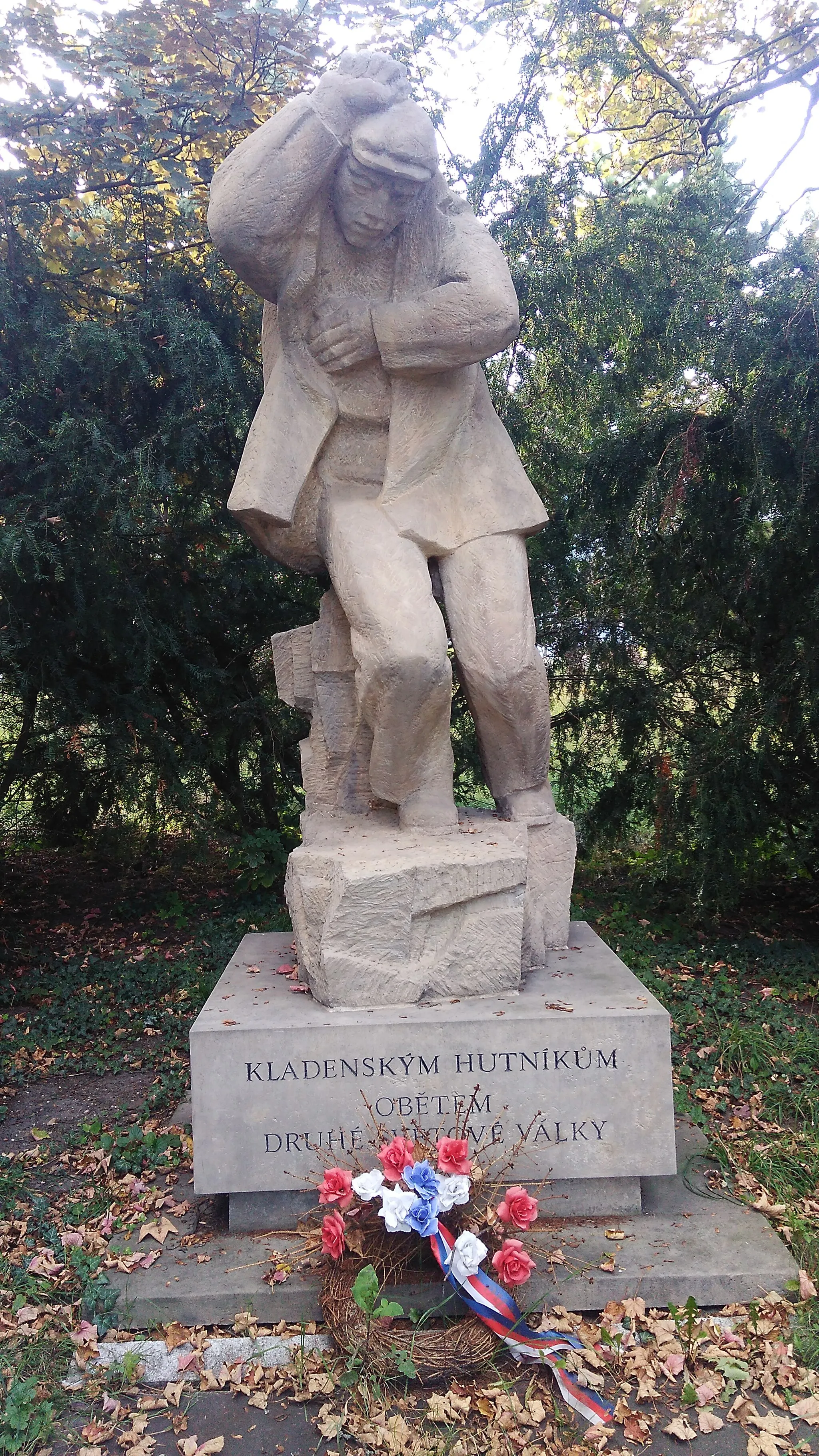 Photo showing: Pomník kladenským hutníkům u Bachrovny v Kladně od J. Bradáčka z roku 1982