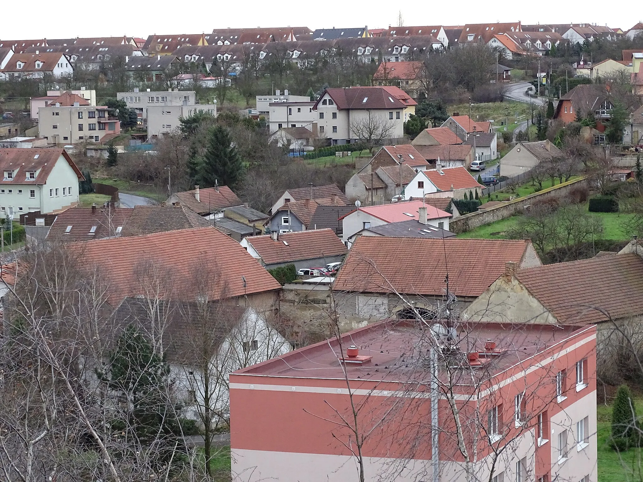 Photo showing: Velké Přílepy, Prague-West District, Central Bohemian Region, Czech Republic. A view from Skalka, farm no. 134, Svahová and Nová street etc.