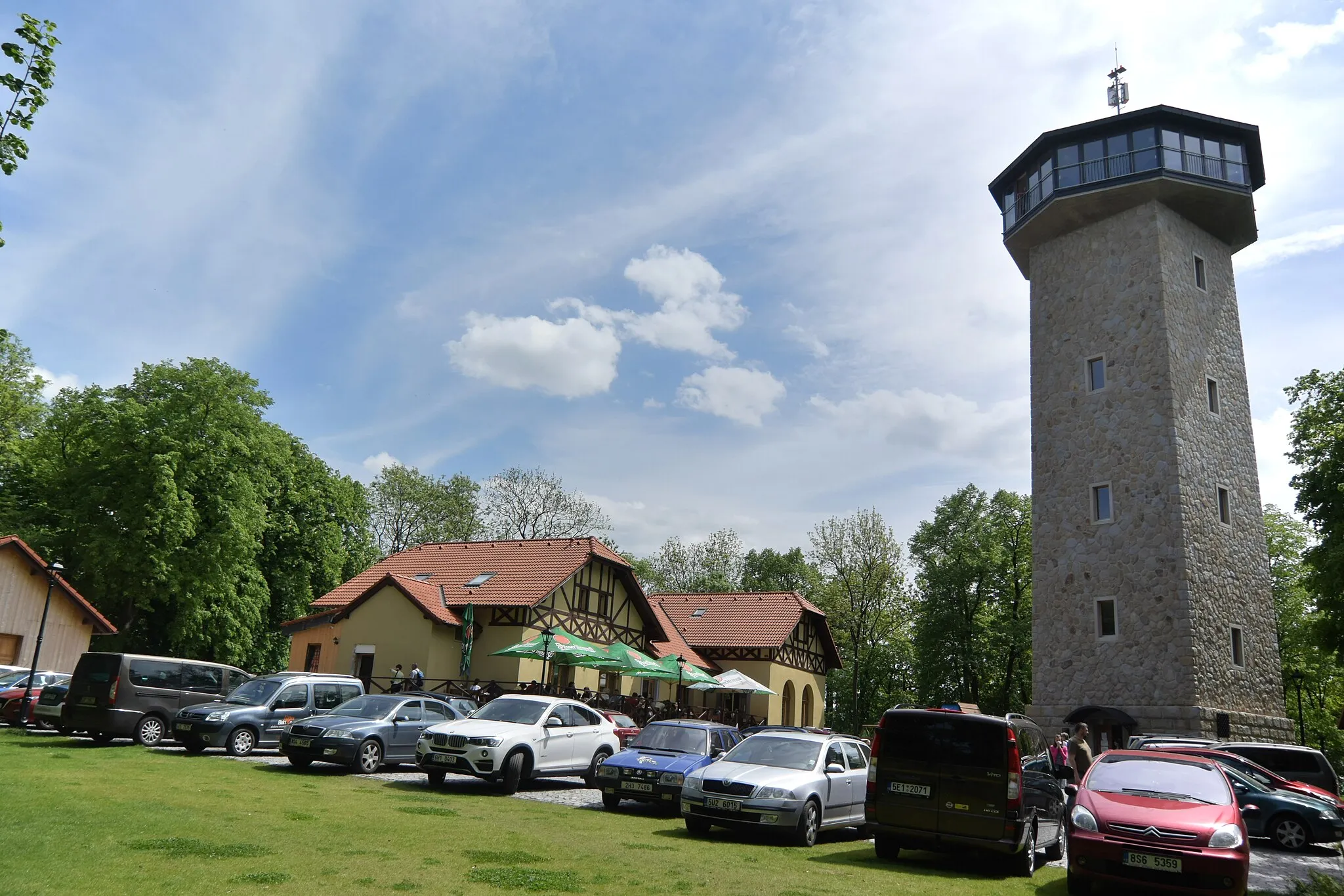 Photo showing: Budova rozhledny s restaurací a parkovištěm