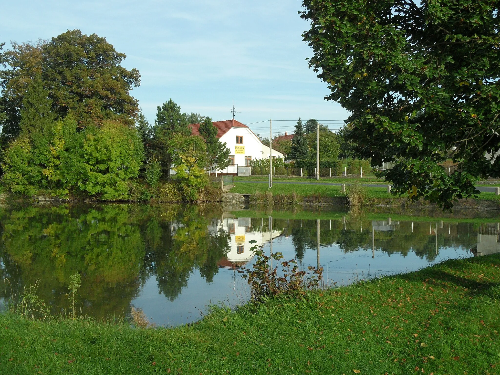 Photo showing: Rasochy (Uhlířská Lhota) A. House behing Small Pond, Kolín District, the Czech Republic.