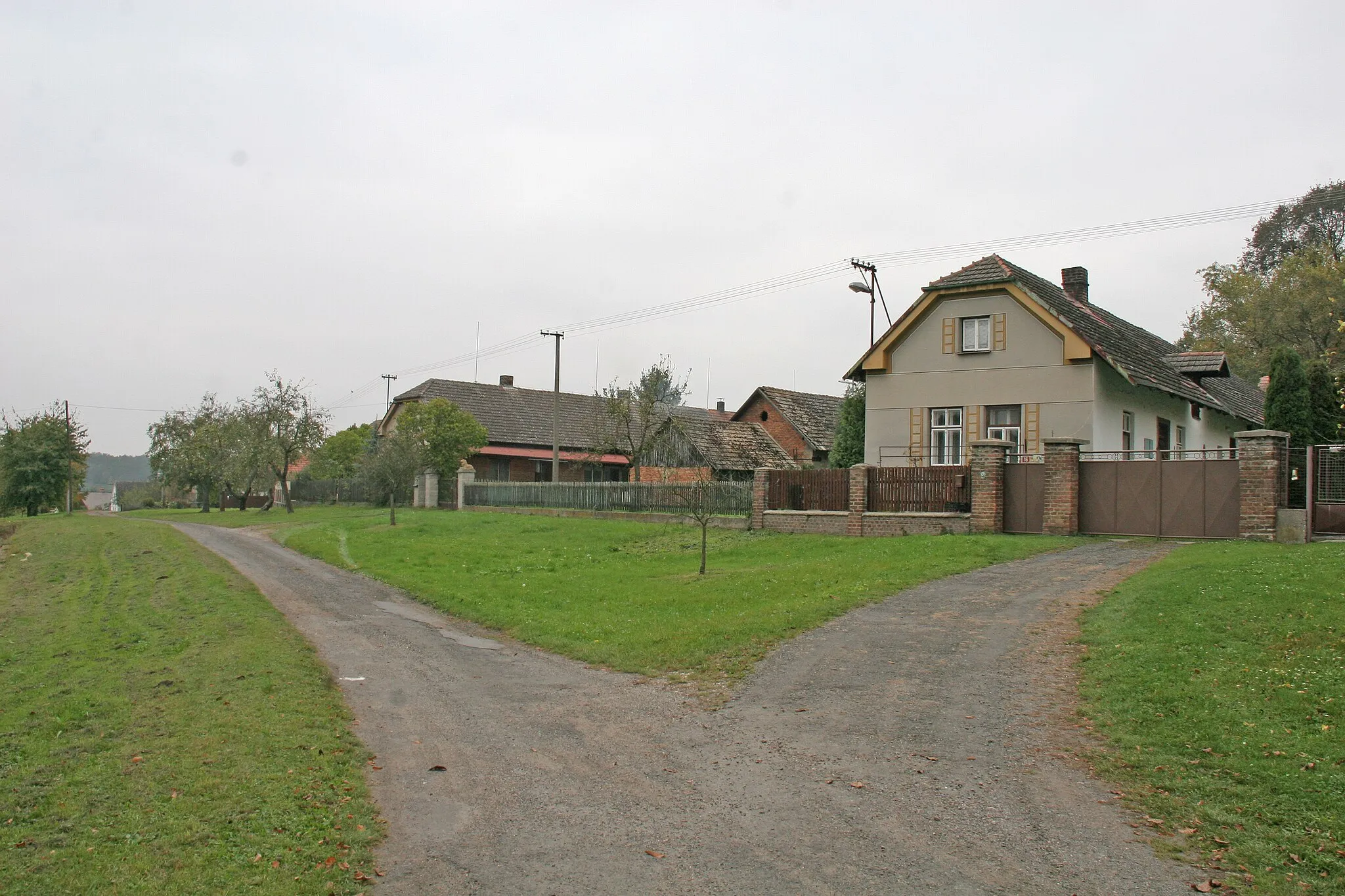 Photo showing: Rasochy čp. 16
Camera location 50° 05′ 24.72″ N, 15° 24′ 27.54″ E View this and other nearby images on: OpenStreetMap 50.090199;   15.407649

This file was created as a part of the photographic program of Wikimedia Czech Republic. Project: Foto českých obcí The program supports Wikimedia Commons photographers in the Czech Republic.