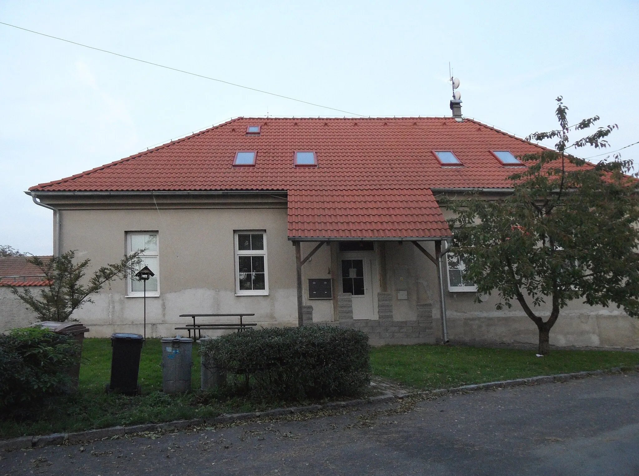 Photo showing: Sendražice (Kolín) C. Building of Former School, Kolín District, the Czech Republic.
