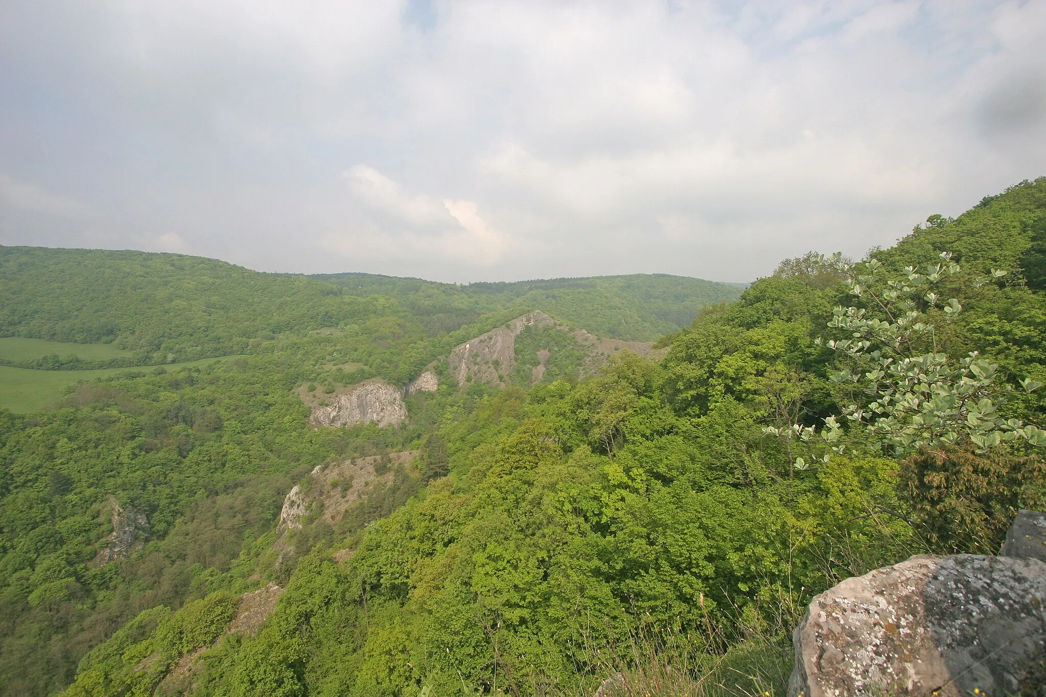 Photo showing: Hostim vyhlídka nad Třesinou
Camera location 49° 57′ 51.84″ N, 14° 07′ 59.09″ E View this and other nearby images on: OpenStreetMap 49.964400;   14.133080