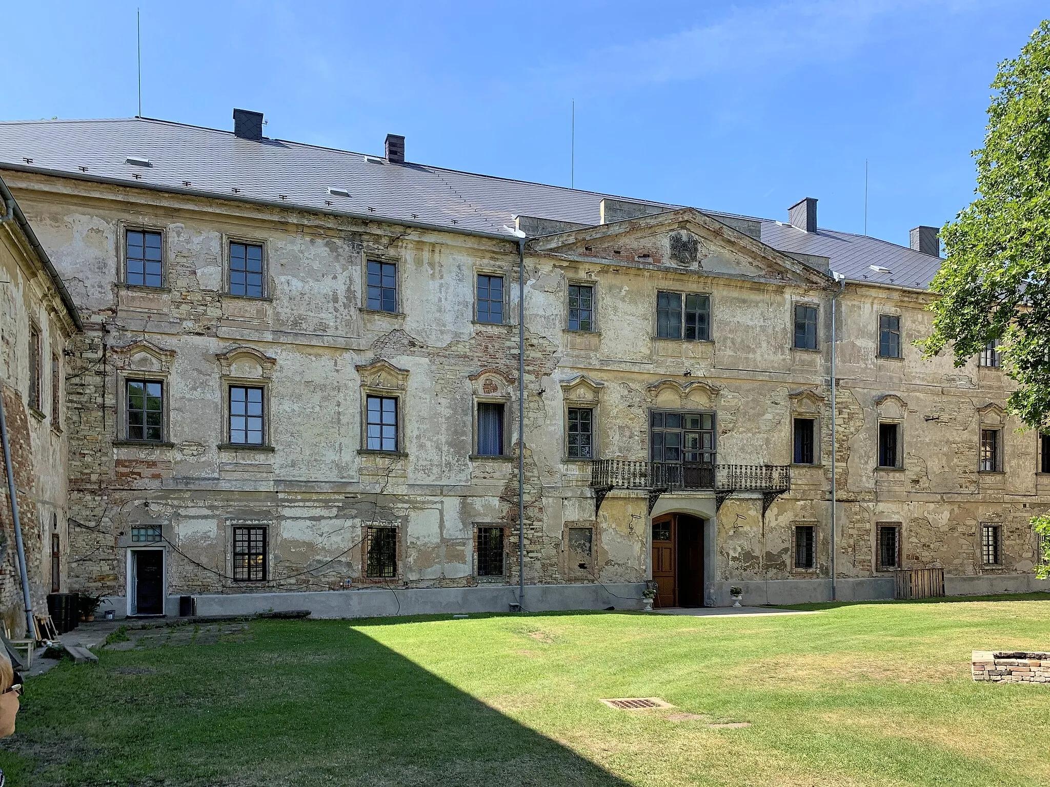 Photo showing: Severní průčelí zámku, původně hlavní - vstupní (z nádvoří), zatím neopravené