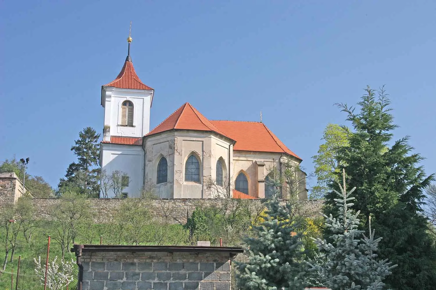 Photo showing: Saint Apollinaris church in Sadská, Nymburk District, Czech Republic