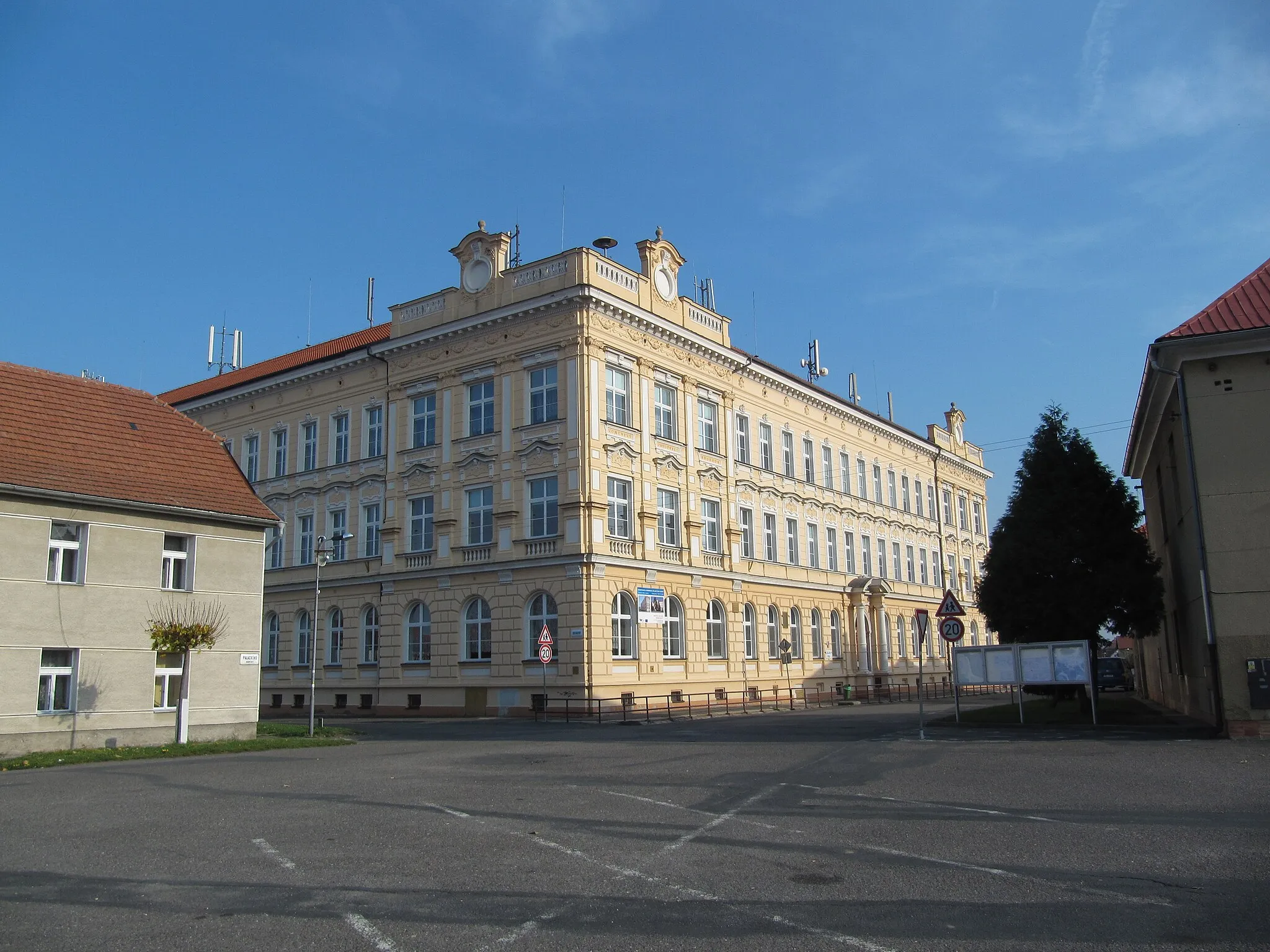 Photo showing: Sadská in Nymburk District, Czech Republic. Square Palackého náměstí, school.